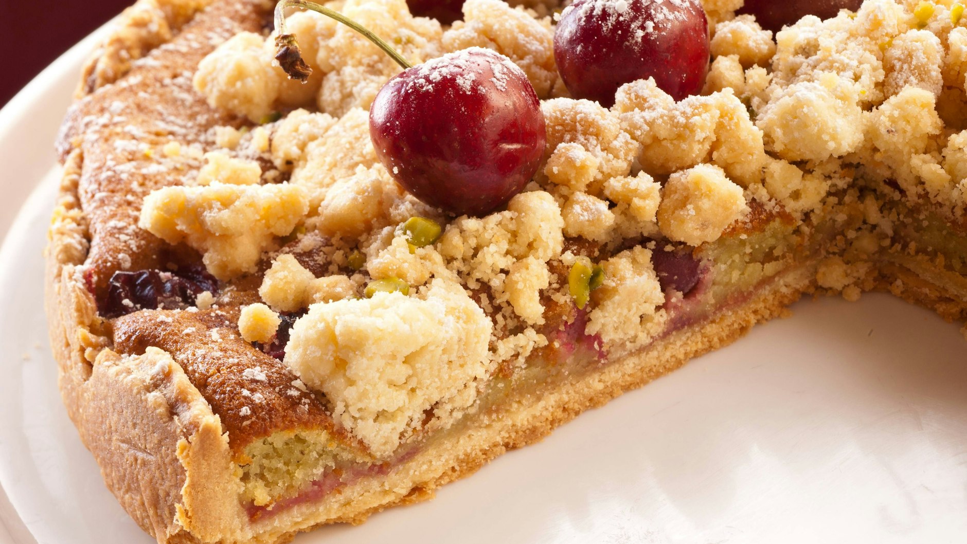 Probieren Sie das Rezept für Kirsch-Streuselkuchen gleich mal aus.