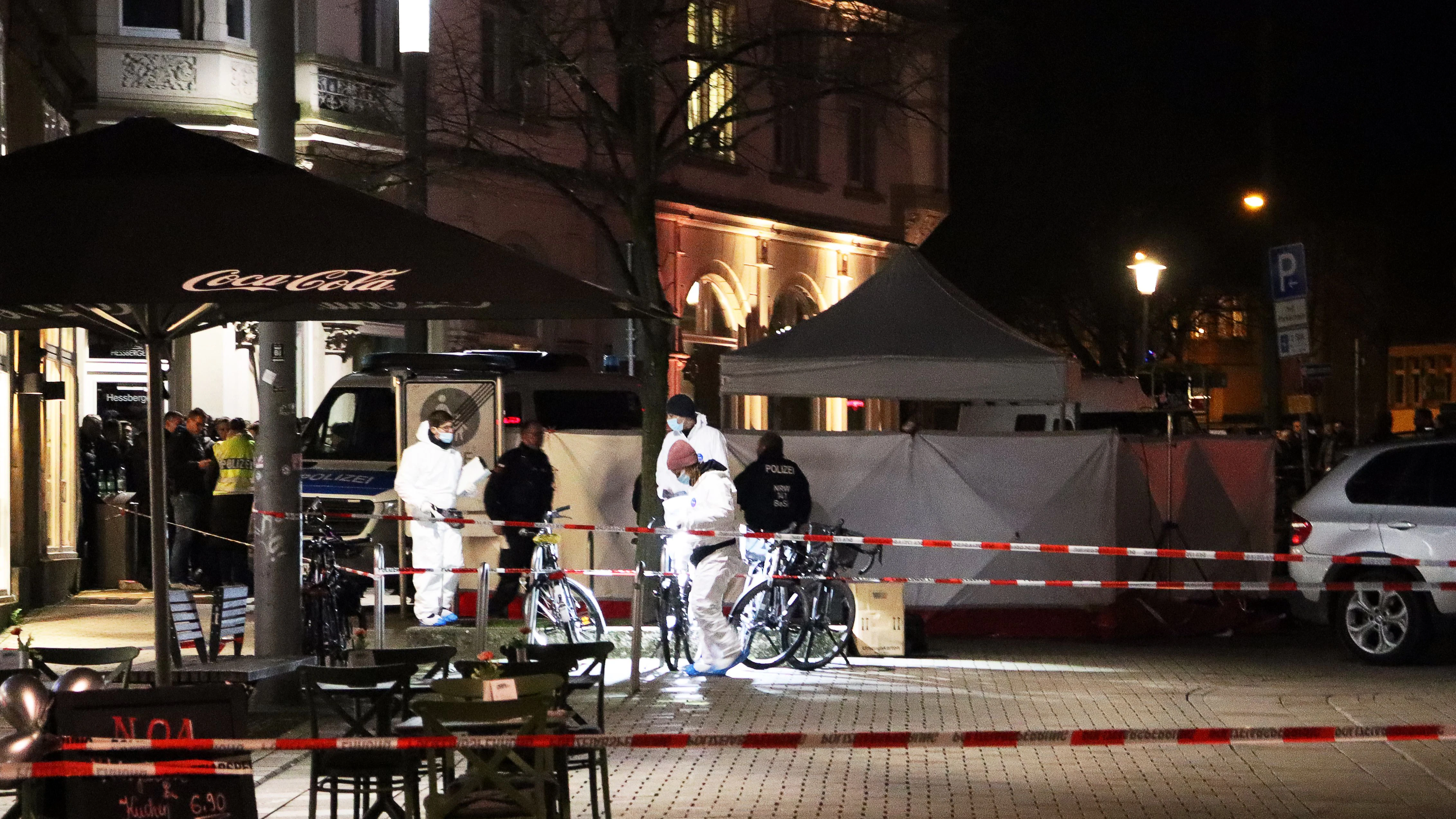 Das Opfer, laut Medienberichten Besar Nimani, sei noch am Tatort seinen Verletzungen erlegen, teilte die Polizei mit.