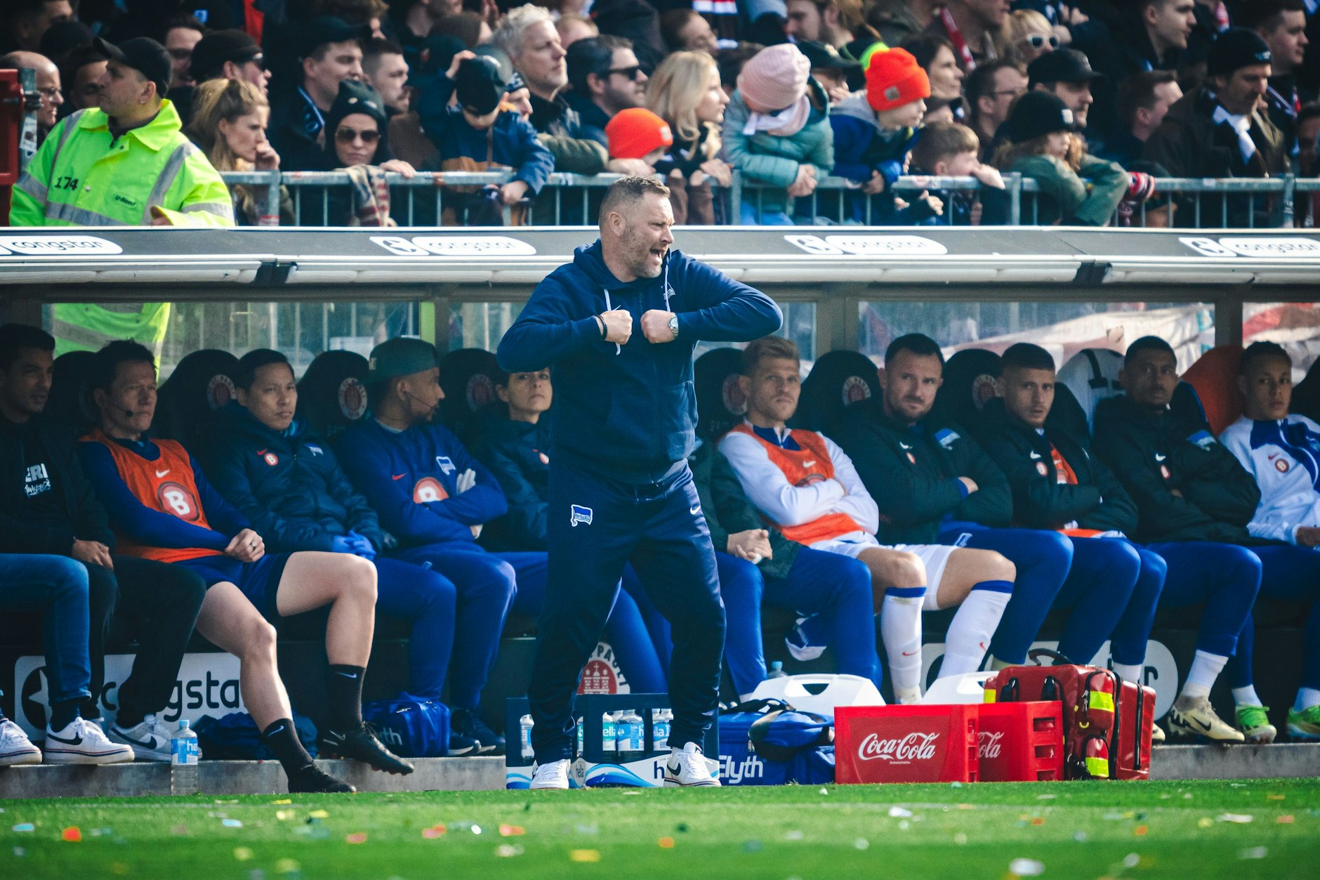 Herthas Trainer Pal Dardai an der Seitenlinie. Er trieb seine Spieler an, doch die kamen in der ersten Halbzeit beim FC St. Pauli nicht auf Touren.