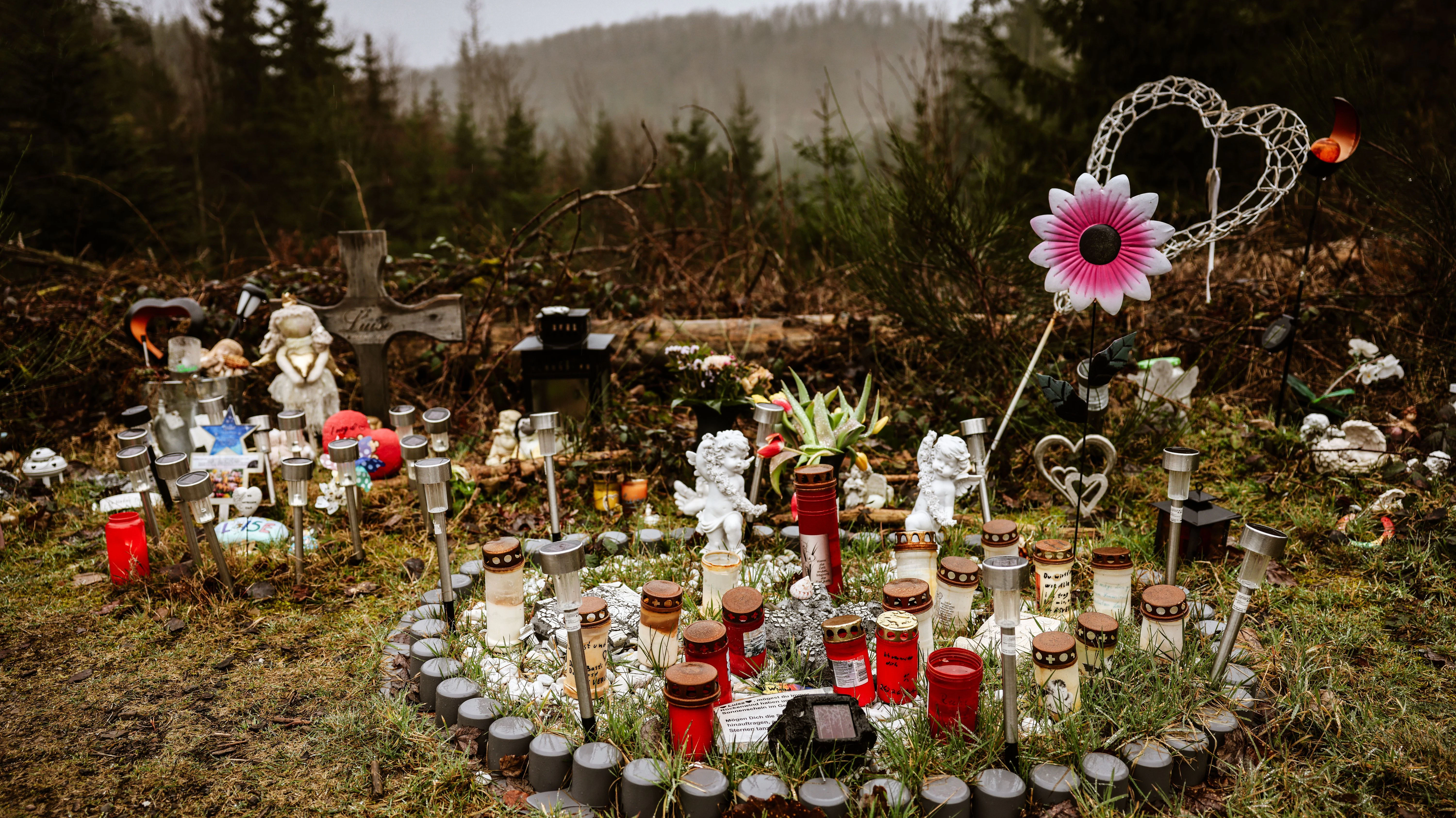 Kerzen, Blumen und Figuren liegen am Fundort an der Landesgrenze zwischen Rheinland-Pfalz und Nordrhein-Westfalen. Die zwölf Jahre alte Schülerin Luise war im März 2023 erstochen worden.