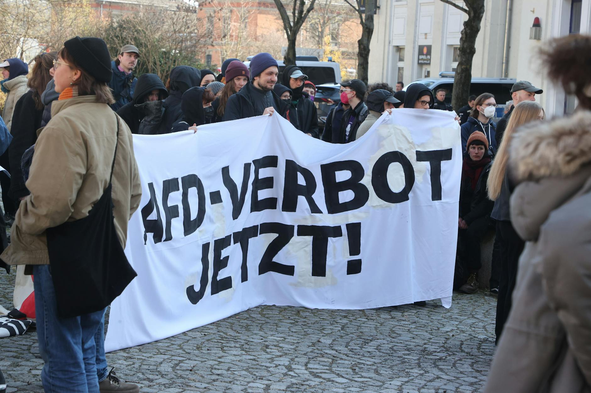 "AfD-Verbot jetzt" steht auf einem Banner bei einer linken Demonstration gegen ein rechtes Protestcamp.