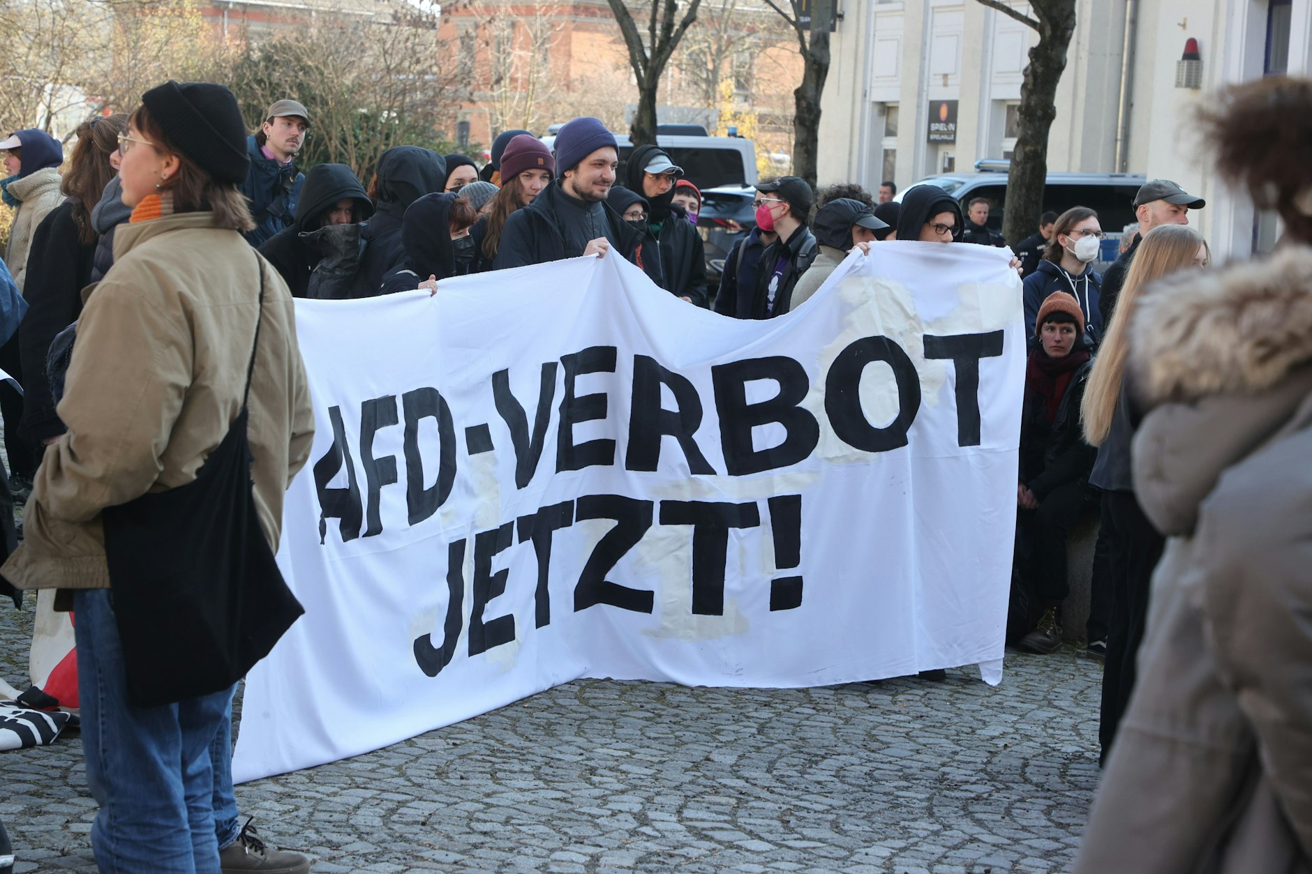"AfD-Verbot jetzt" steht auf einem Banner bei einer linken Demonstration gegen ein rechtes Protestcamp. 
