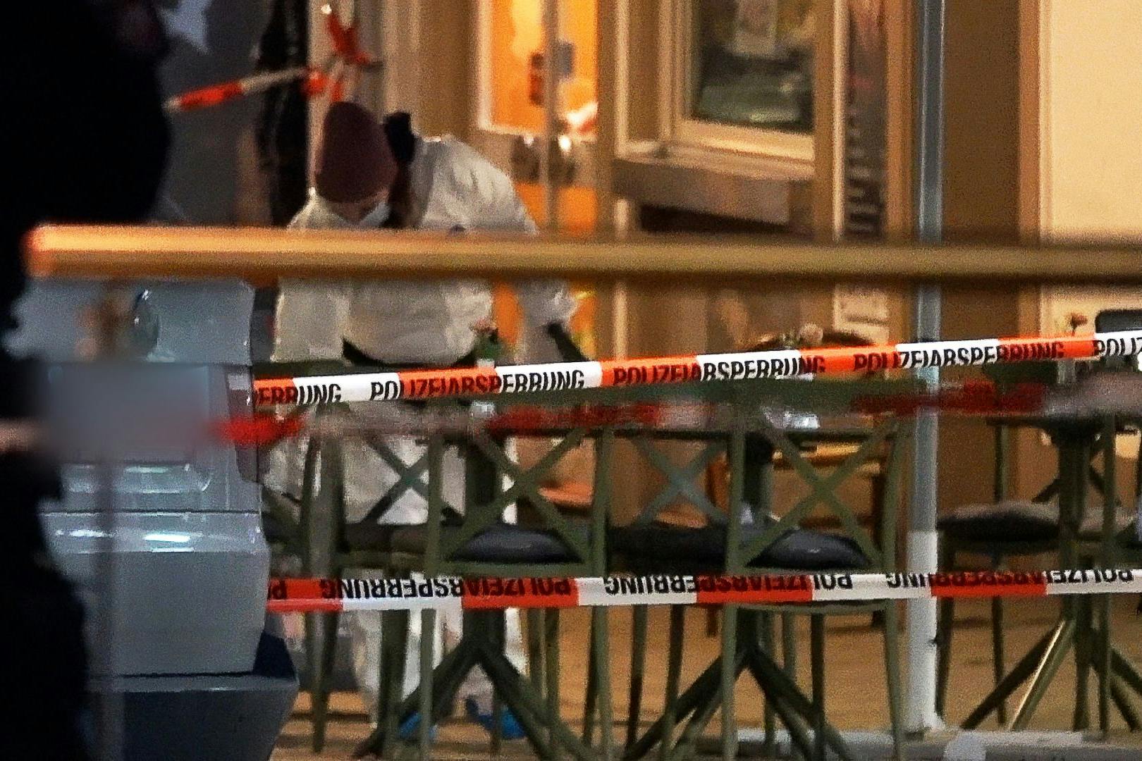 Ein Mitarbeiter der Spurensicherung untersucht den Tatort in der Fußgängerzone in der Bielefelder Innenstadt. Ex-Profiboxer Besar Nimani ist im März 2024 durch Schüsse getötet worden.