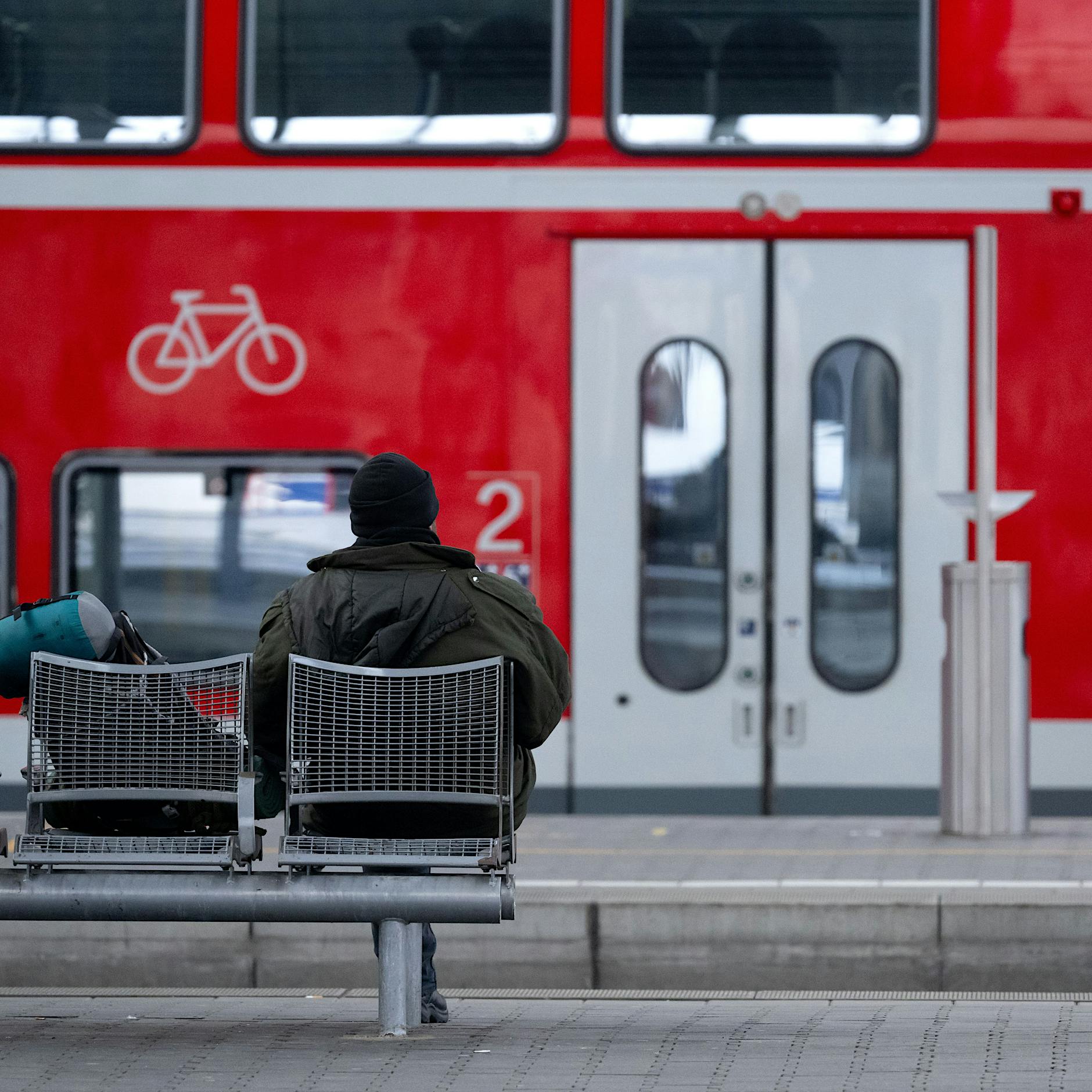 Neuer Bahnstreik: GDL ruft für Dienstag zu Arbeitsniederlegung auf – alle Infos für Fahrgäste