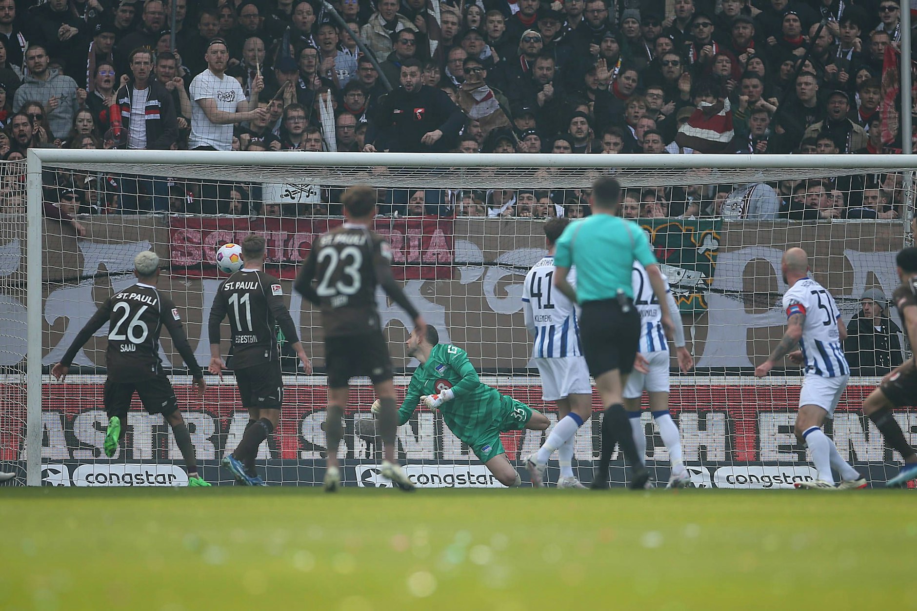 Der Anfang vom Ende! In der 16. Minute traf St. Paulis Manolis Saliakas zum 1:0 gegen Hertha BSC.