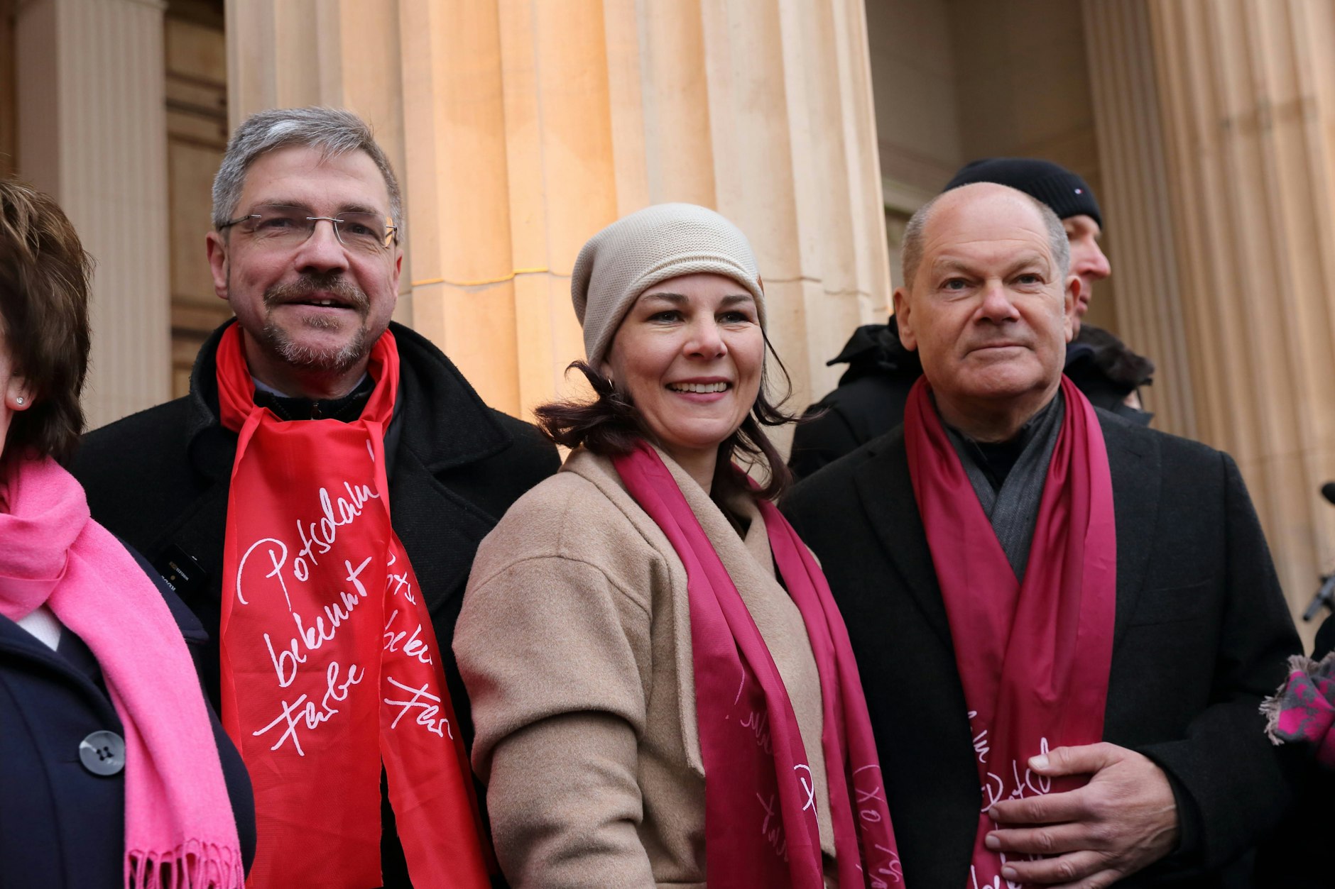 Bundesaußenministerin Annalena Baerbock und Bundeskanzler Olaf Scholz (r.) während einer durch die Correctiv-Recherche ausgelösten Kundgebung gegen Rechtsextremismus in Potsdam.