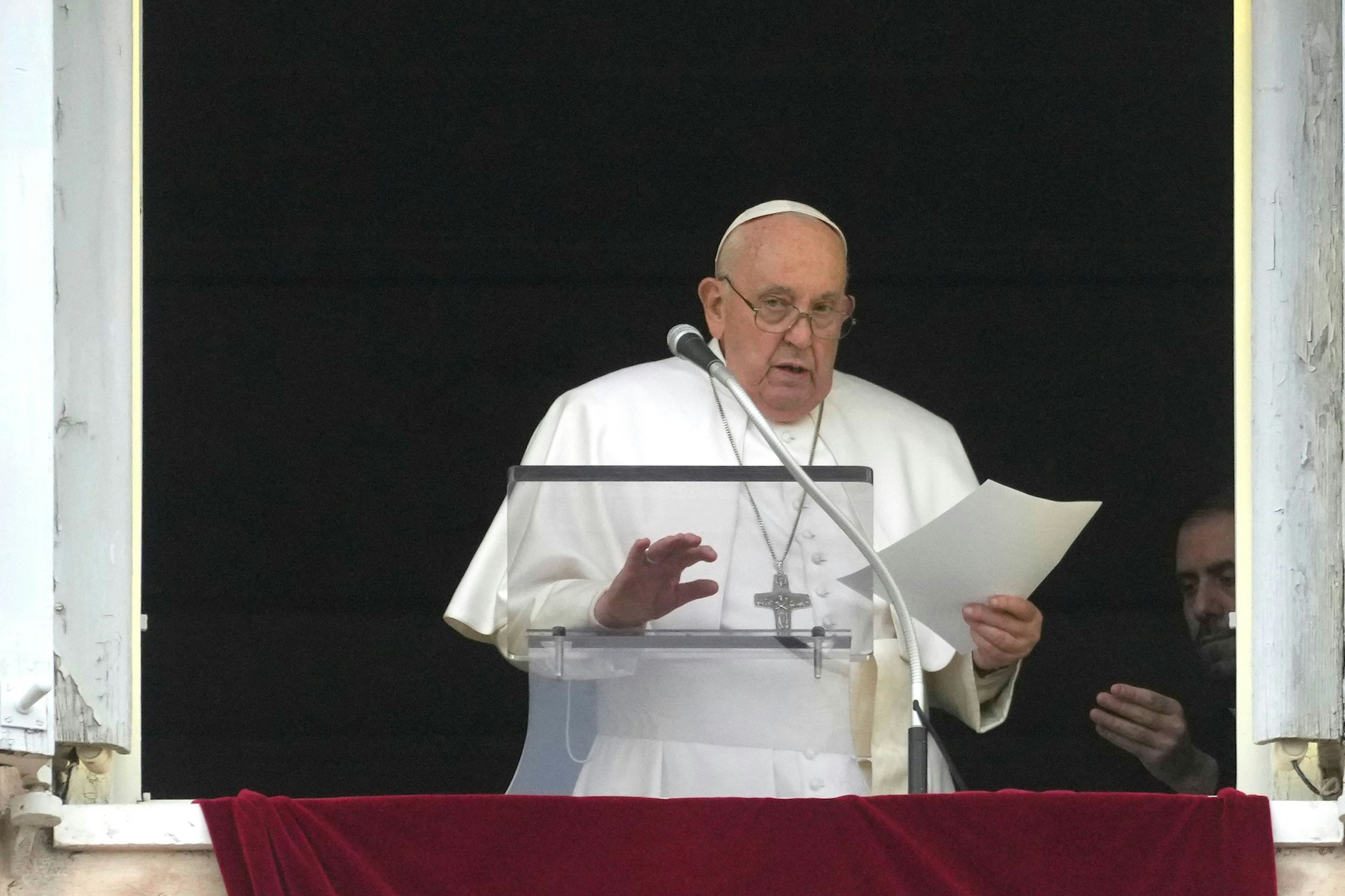 Papst Franziskus liest während des Angelus-Mittagsgebets aus seinem Fenster mit Blick auf den Petersplatz seine Botschaft vor.