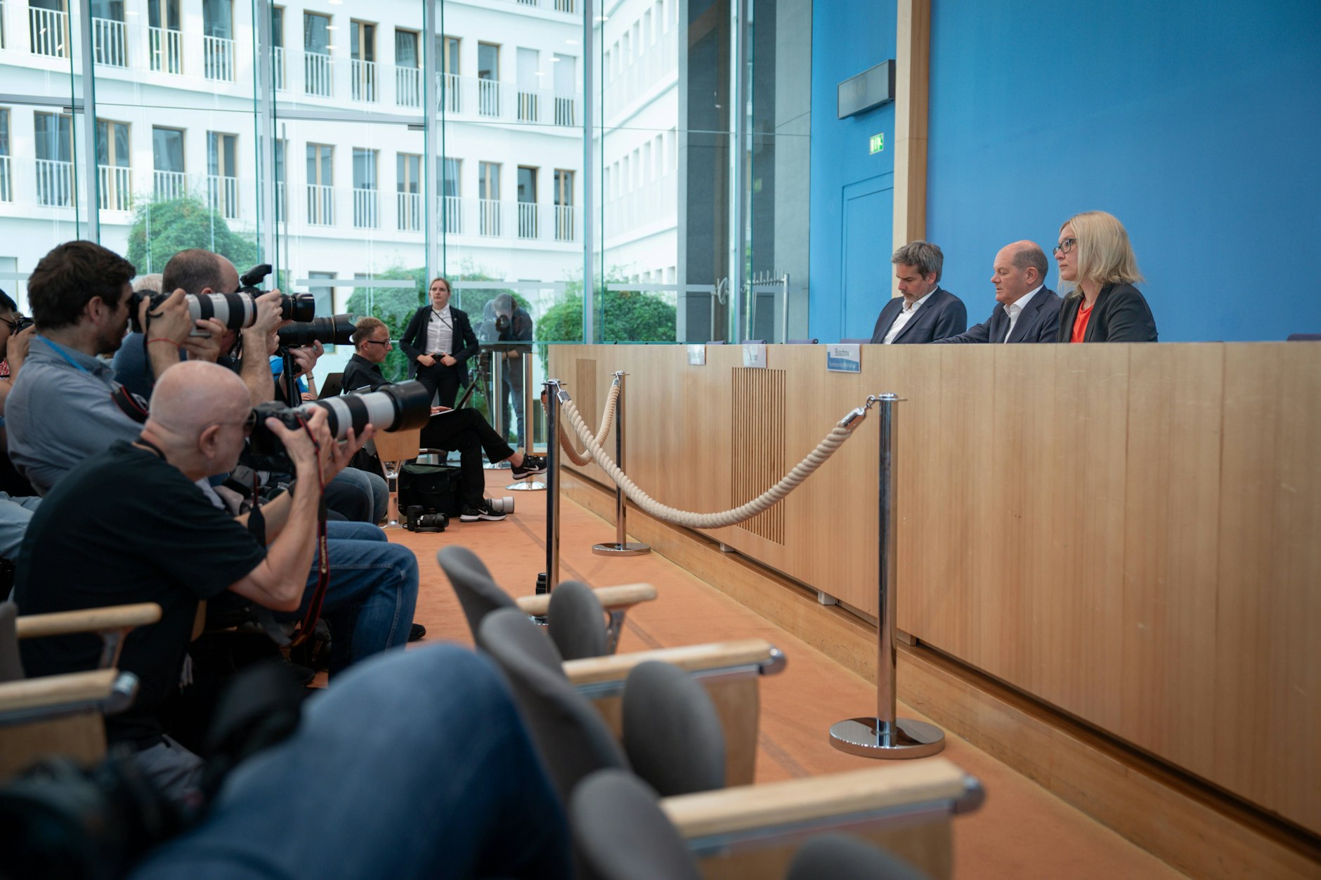 In der Bundespressekonferenz feiert man sich und die Politik der Bundesregierung.