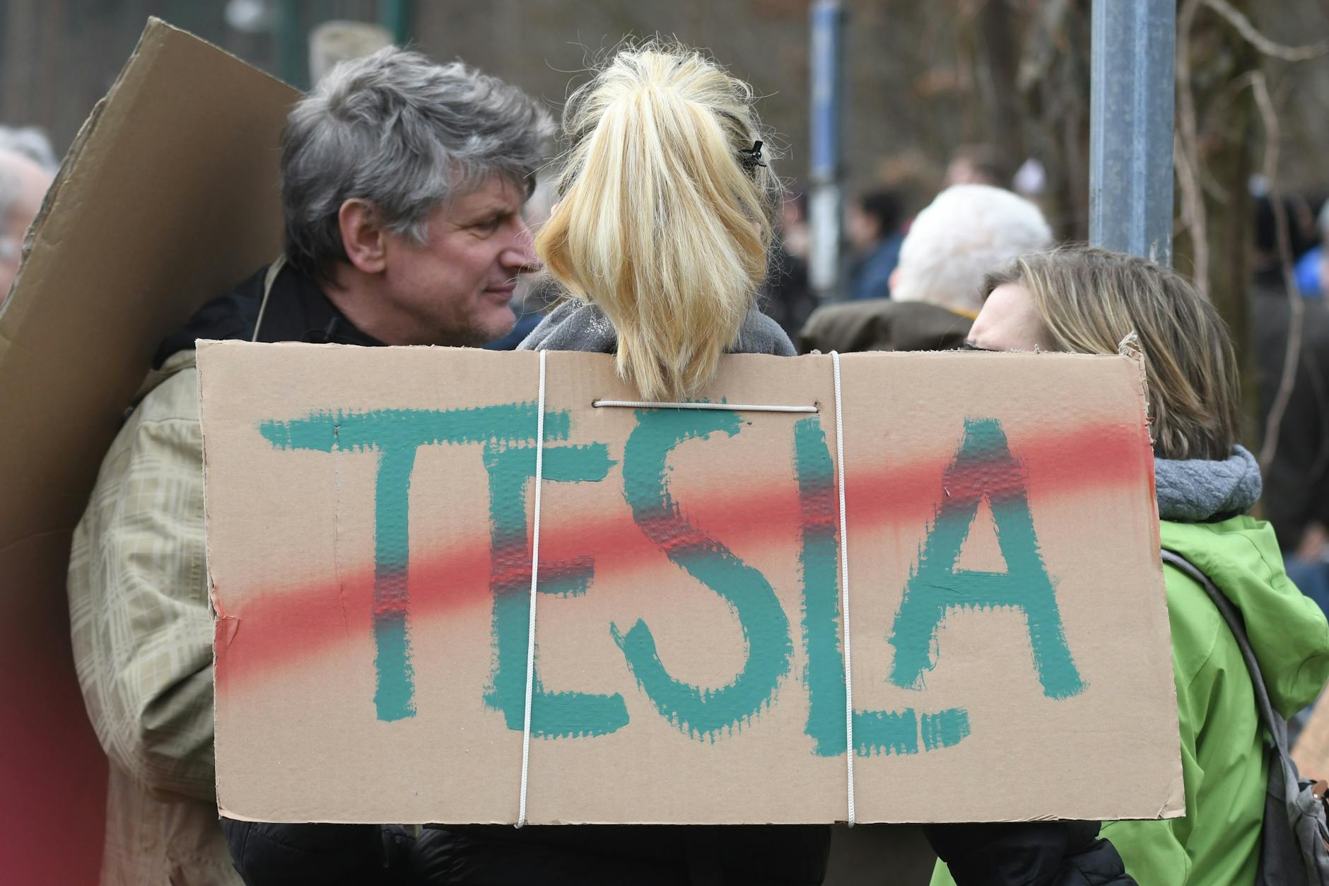 Viele Teilnehmerinnen und Teilnehmer bastelten sich Schilder.