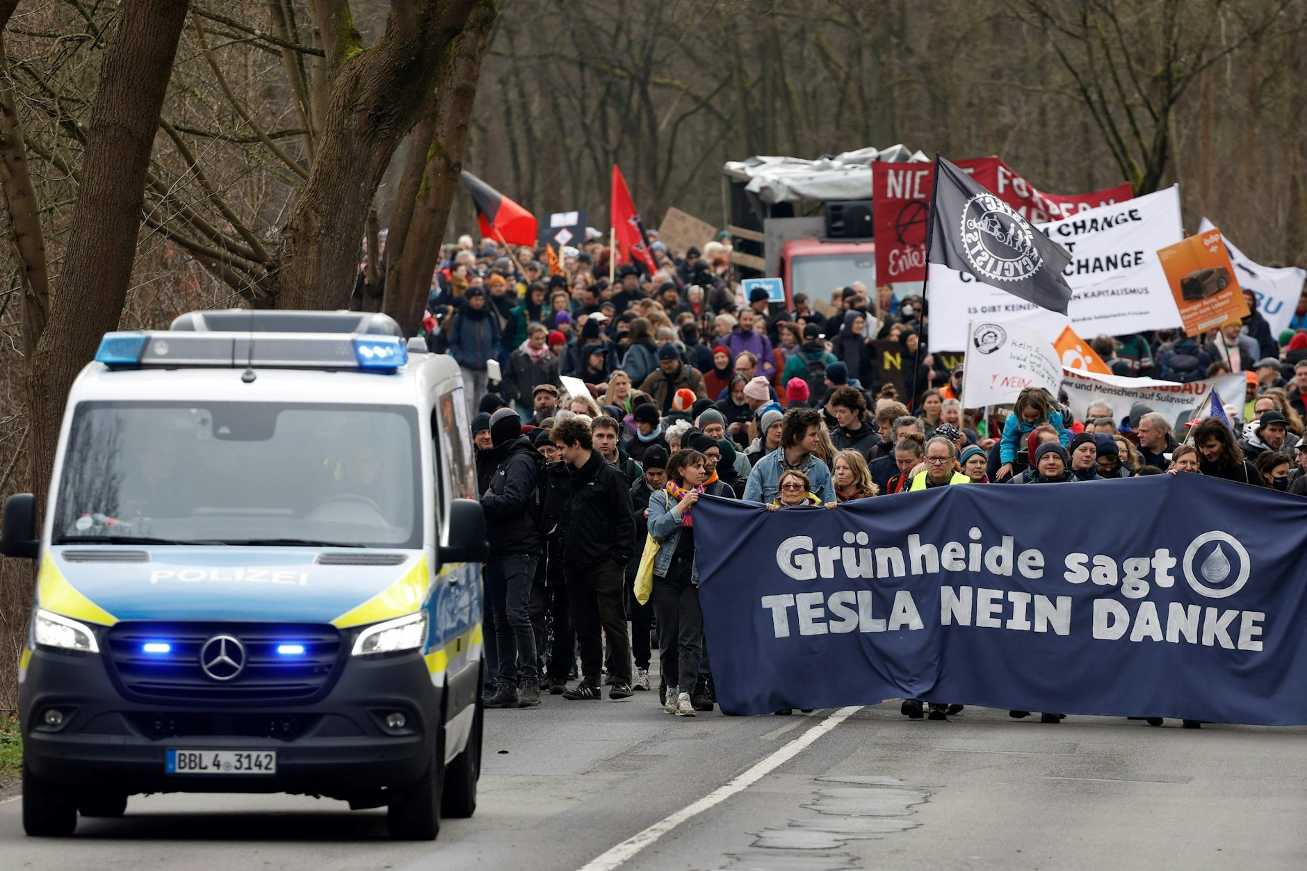 Hunderte Demonstranten protestierten gegen die Tesla-Fabrik in Grünheide.