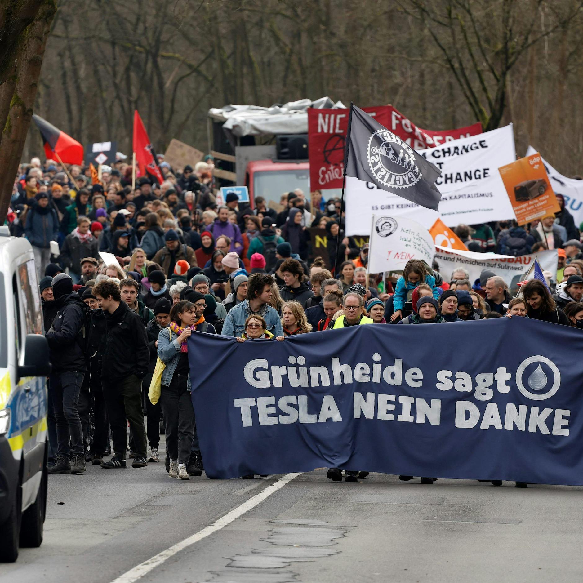 Image - Nach Tesla-Anschlag: Berliner demonstrieren in Grünheide gegen Elon Musks Autofabrik