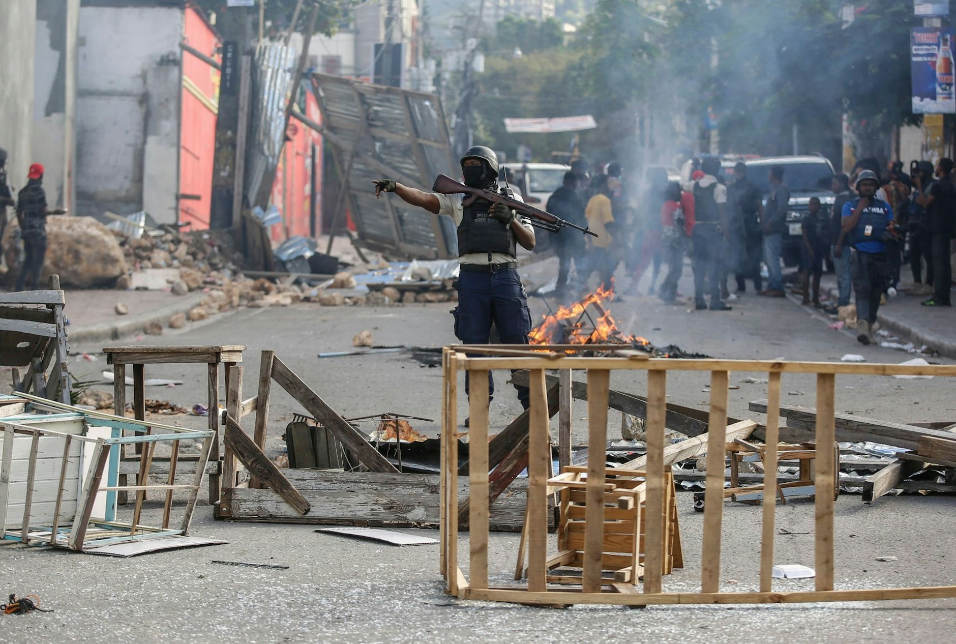 ARCHIV - Die Polizei sichert eine Straßensperre in Port-au-Prince, die von Demonstranten errichtet wurde.  