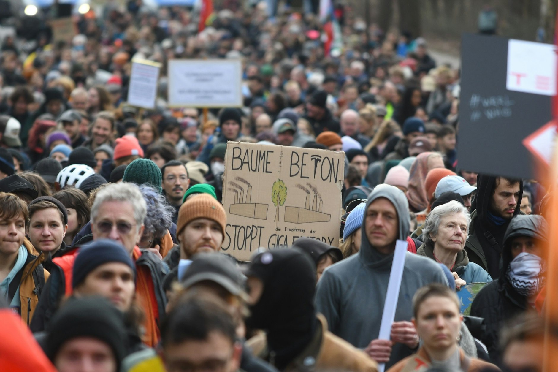 Es ist die bisher größte Tesla-Demonstration in Grünheide. 