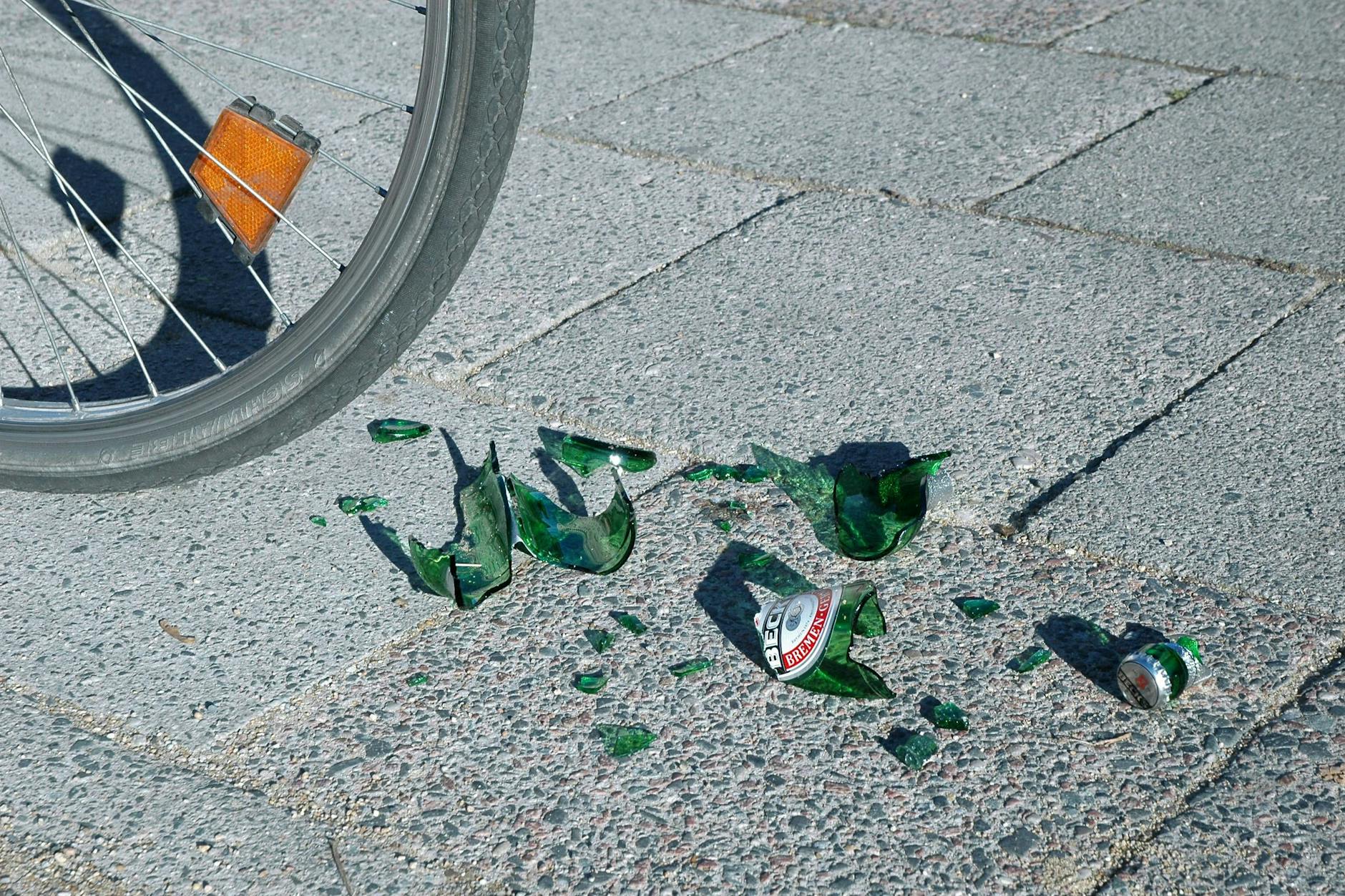 Vorsicht, Scherben! Zersplitterte Glasflaschen sind auf Berlin Bürgersteigen und Straßen keine Seltenheit.