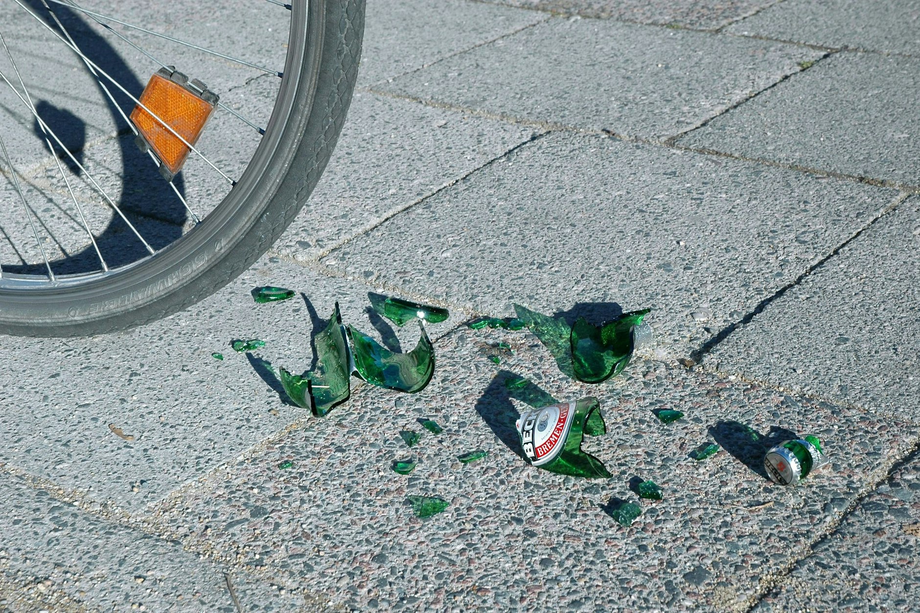 Vorsicht, Scherben! Zersplitterte Glasflaschen sind auf Berlin Bürgersteigen und Straßen keine Seltenheit.