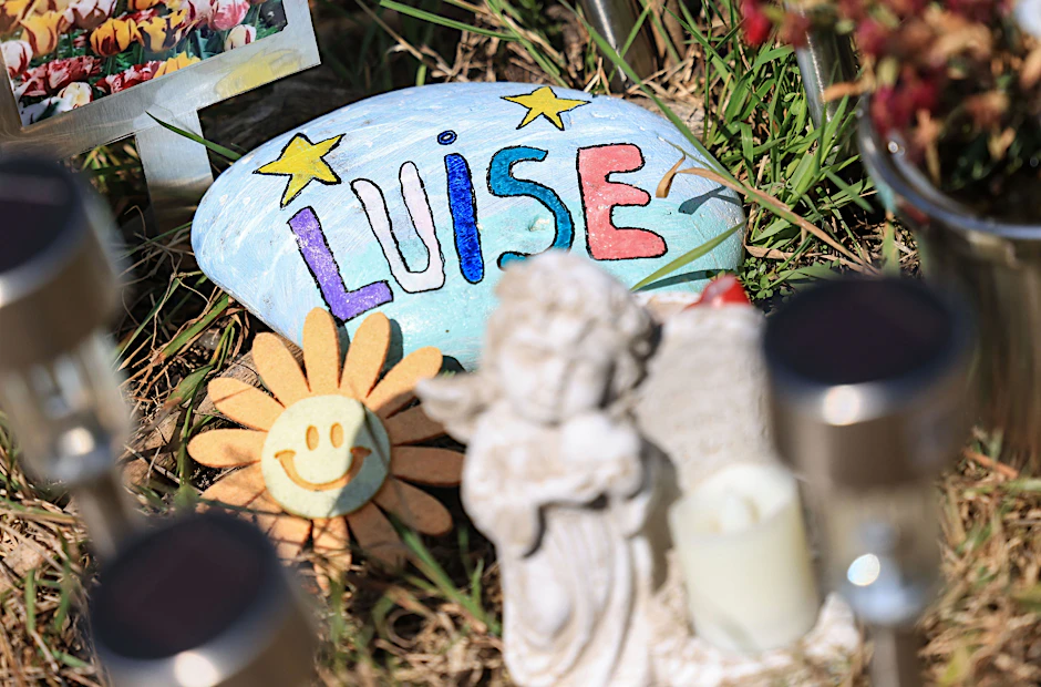 Ein Stein mit dem aufgemalten Namen Luise liegt am Waldrand an der Stelle, an der das Mädchen tot gefunden wurde.