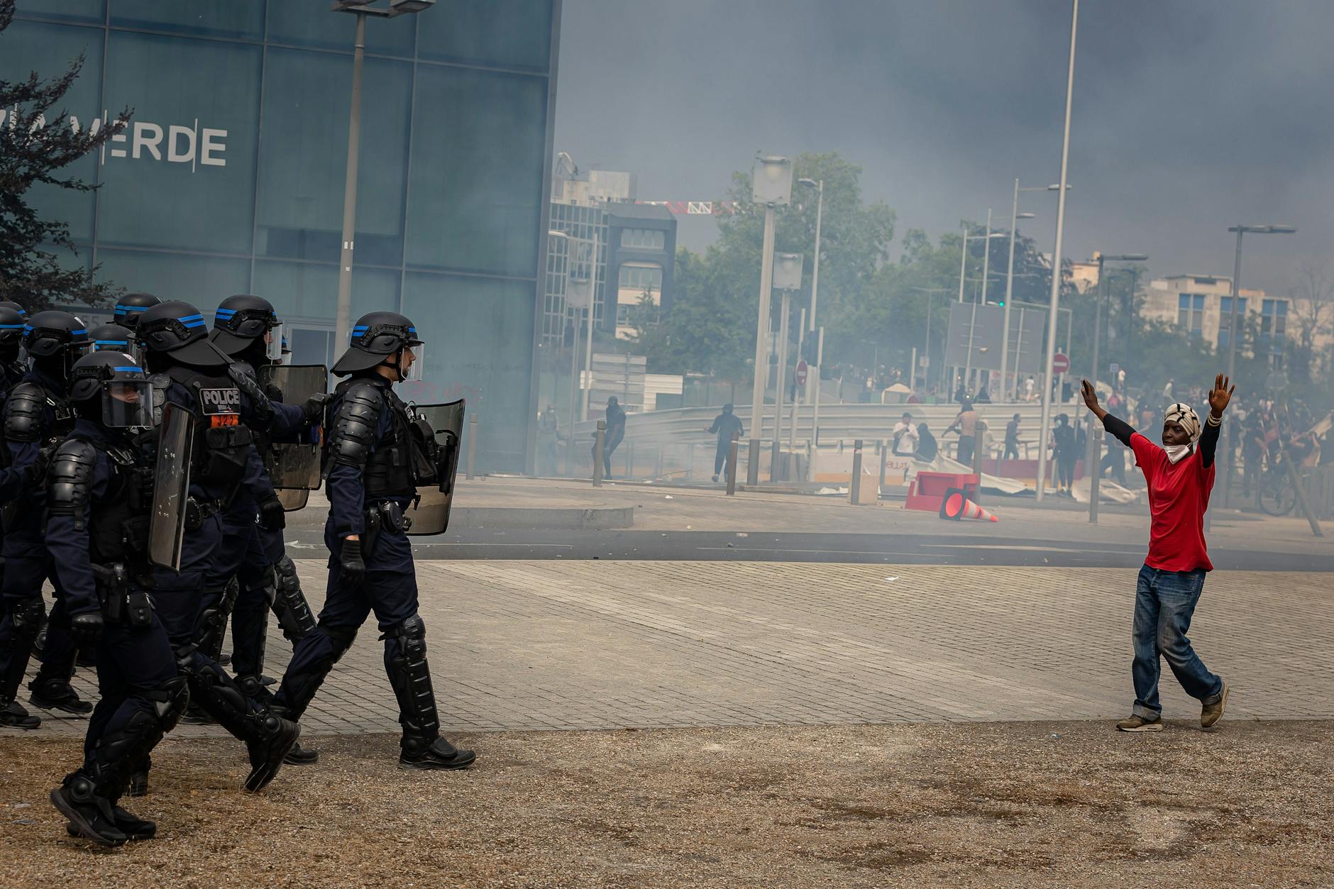 Ein Demonstrant stellt sich Polizisten in der französischen Stadt Nanterre entgegen. Ende Juni 2023 hatten Polizisten den 17-jährigen Nahel M. erschossen, was landesweit Proteste auslöste.