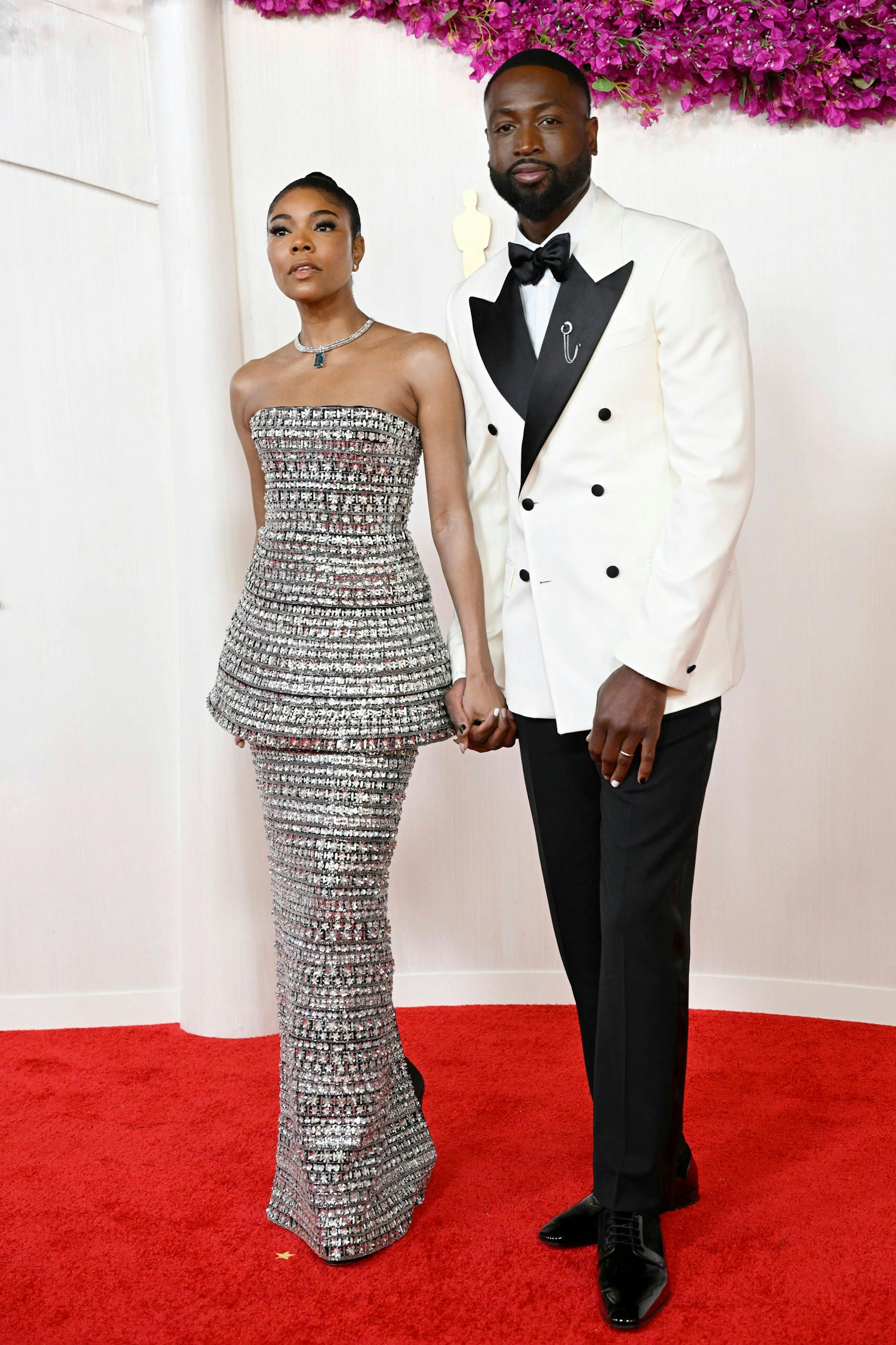 <strong>TOP:</strong> Und noch ein gelungenes Schößchen, ganz anders allerdings als bei Emma Stone: Die Schauspielerin <strong>Gabrielle Union</strong> trägt eine steife Variante, die nicht nur weniger verspielt und formaler, sondern auch ein wenig futuristisch wirkt, besetzt mit endlos vielen Schmucksteinen. Ein wirklich modernes Abendkleid von Carolina Herrera. Auch schön: Der klassische, kontrastreiche Anzug ihres Begleiters, des Basketballspielers <strong>Dwyane Wade</strong>. Ein unverschämt attraktives Doppel!