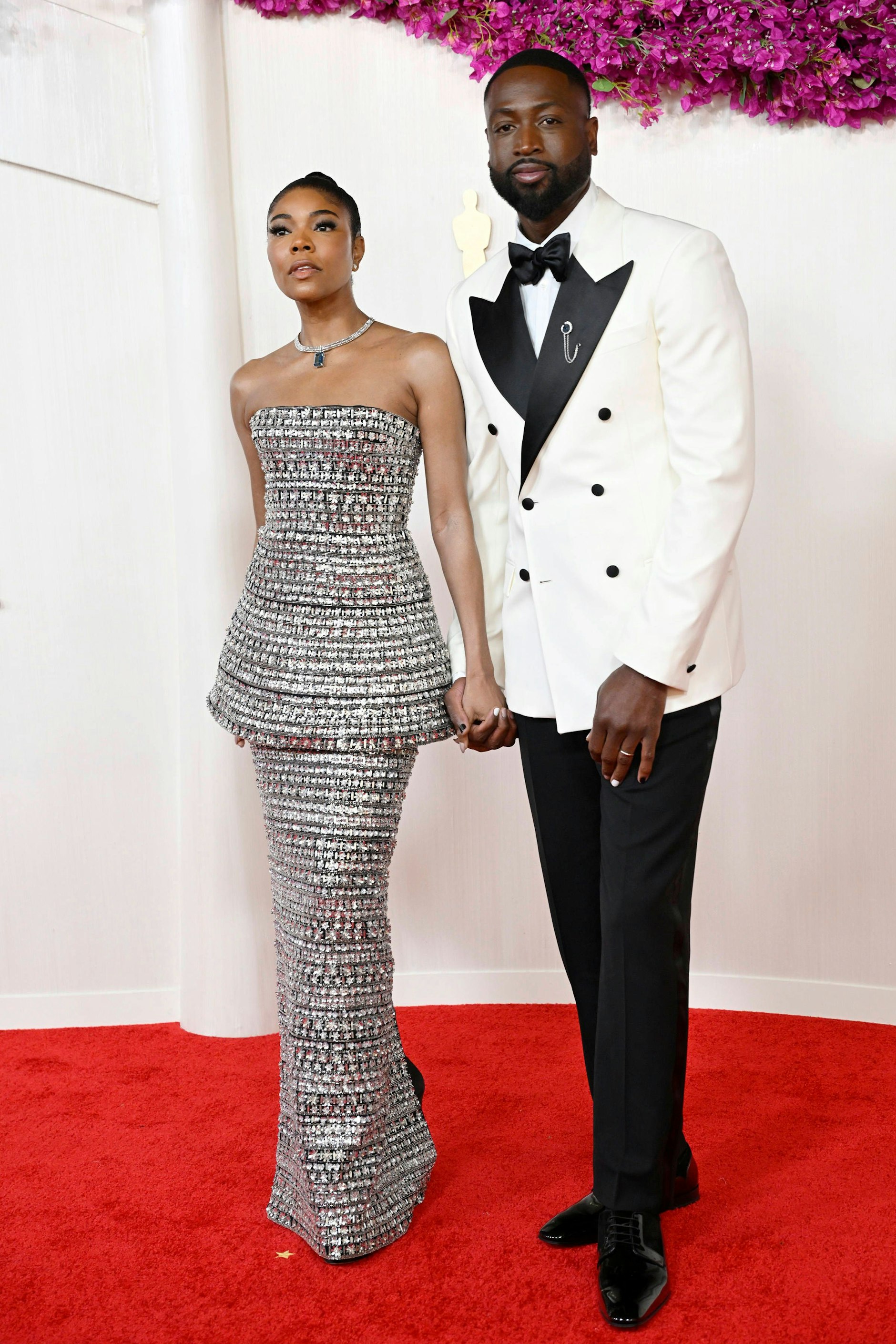 <strong>TOP:</strong> Und noch ein gelungenes Schößchen, ganz anders allerdings als bei Emma Stone: Die Schauspielerin <strong>Gabrielle Union</strong> trägt eine steife Variante, die nicht nur weniger verspielt und formaler, sondern auch ein wenig futuristisch wirkt, besetzt mit endlos vielen Schmucksteinen. Ein wirklich modernes Abendkleid von Carolina Herrera. Auch schön: Der klassische, kontrastreiche Anzug ihres Begleiters, des Basketballspielers <strong>Dwyane Wade</strong>. Ein unverschämt attraktives Doppel!