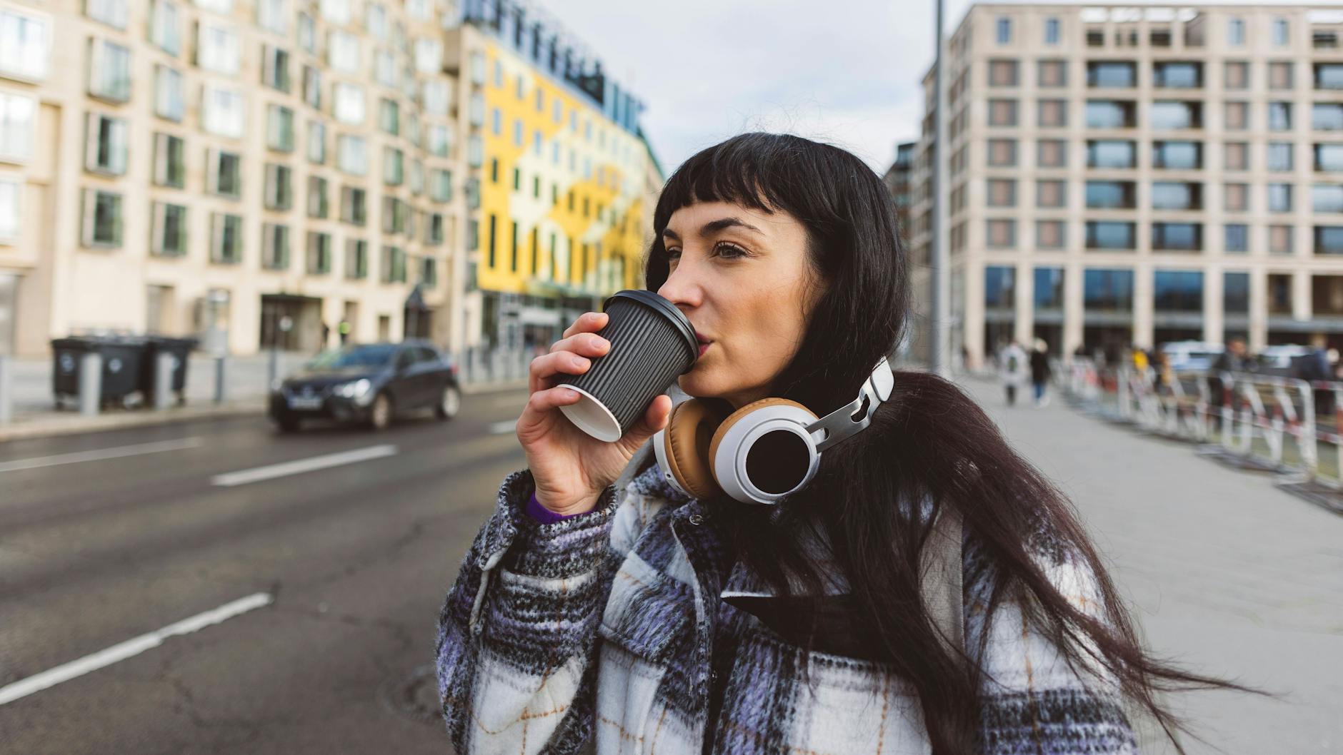 Coffee to go: Unterwegs einen Kaffee zu trinken, ist heute üblich. Aber gibt man damit dem Körper auch genügend Flüssigkeit?