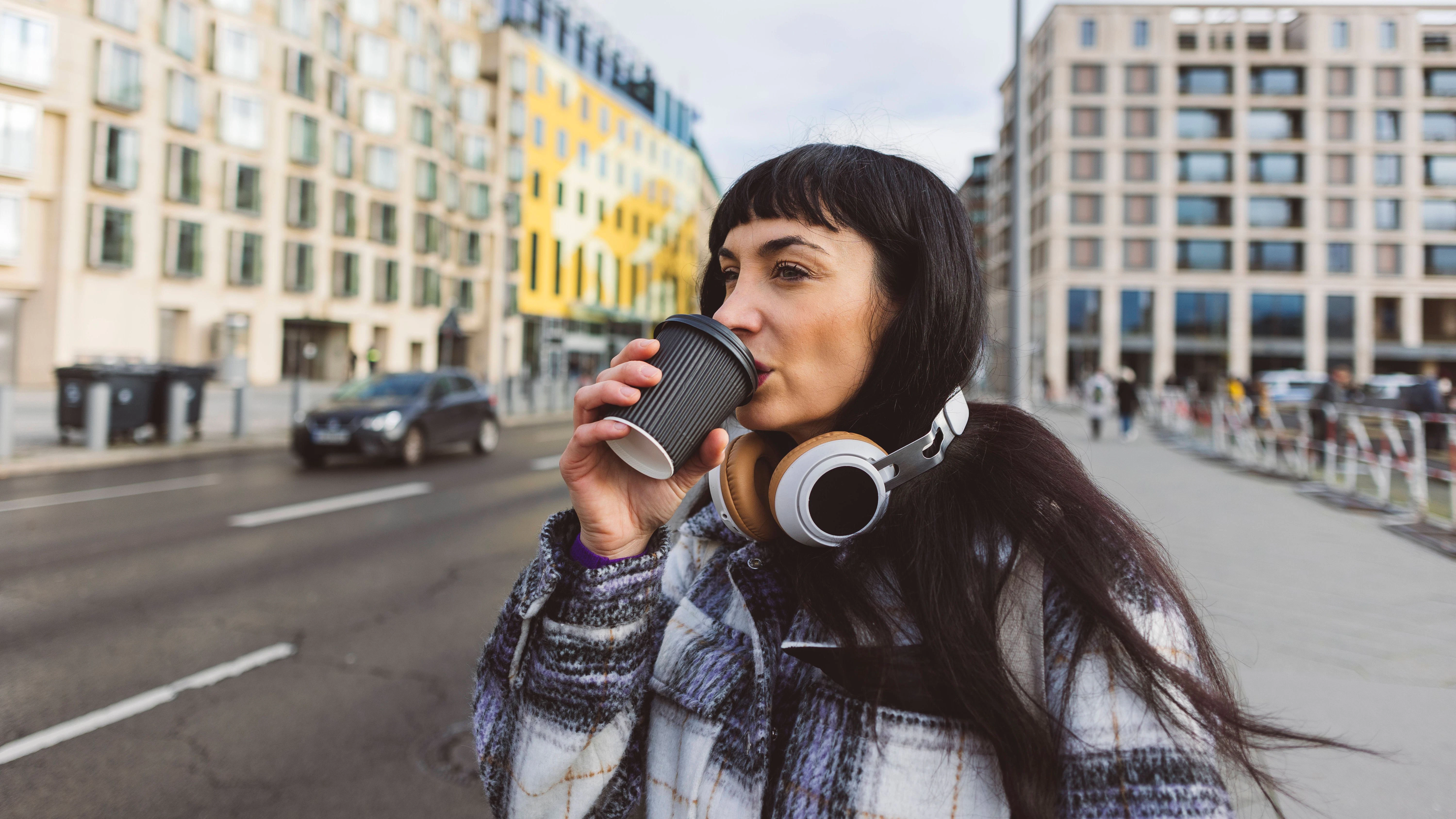 Coffee to go: Unterwegs einen Kaffee zu trinken, ist heute üblich. Aber gibt man damit dem Körper auch genügend Flüssigkeit?