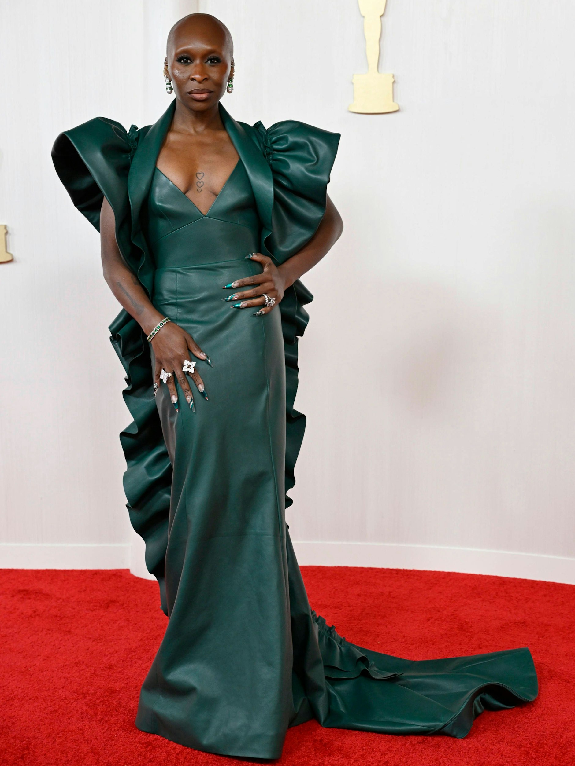 <strong>FLOP</strong>: Die Schauspielerin und Sängerin <strong>Cynthia Erivo</strong> traut sich farblich und was die Schnittführung angeht immer ganz nach vorne und ist eigentlich ein Garant für die Style-Hitlisten. Leider erinnert diese smaragdgrüne Leder-Kreation von Louis Vuitton durch die zu steifen und großen Rüschen an einen Stegosaurier. Könnte sie wie ein Reptil die Schuppen abwerfen, wäre ihr sichtbar gedient.