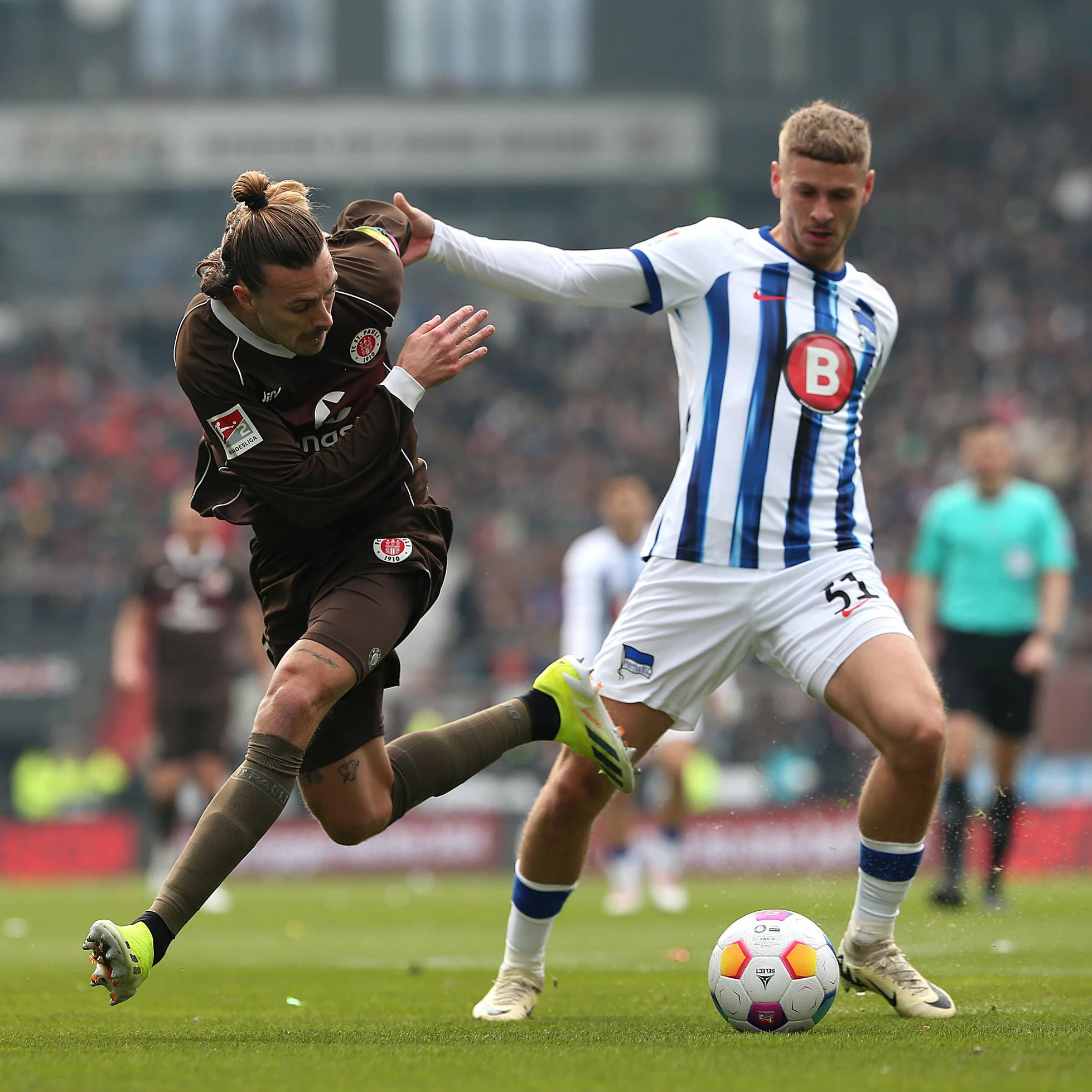 Herthas Innenverteidiger Marton Dardai hat Gegner und Spiel in der zweiten Halbzeit im Griff.