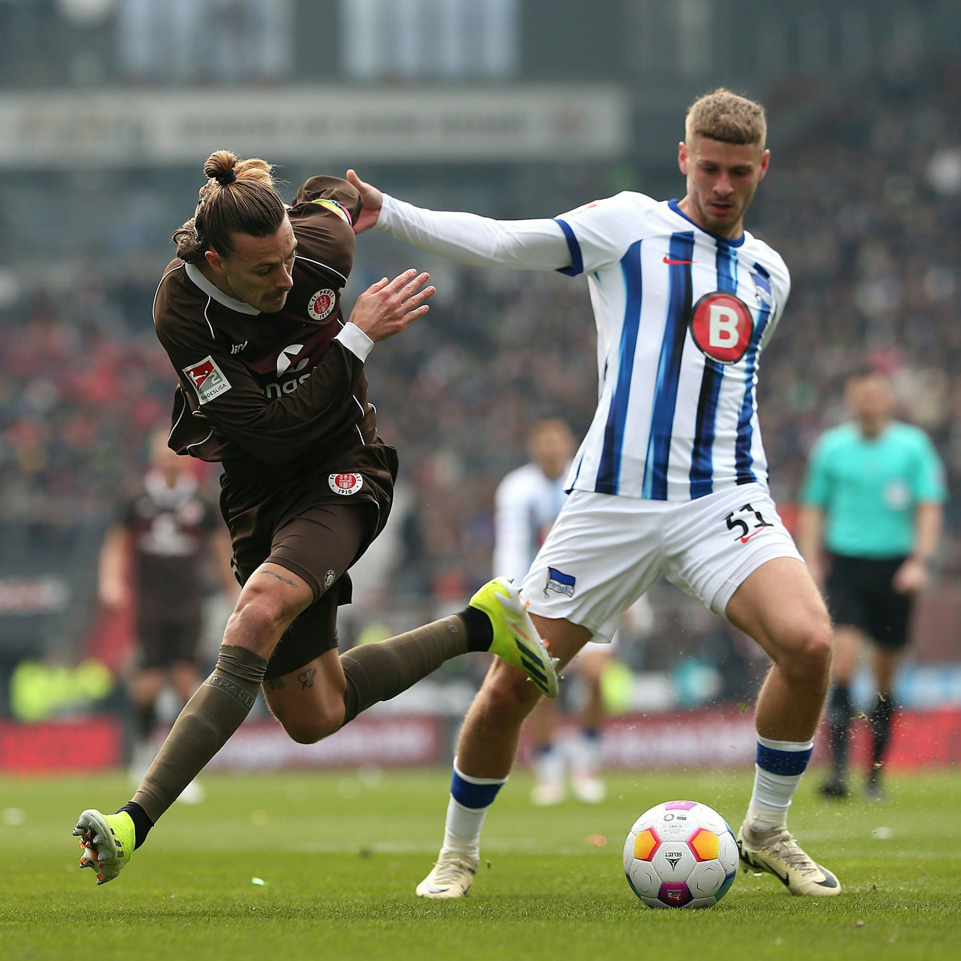 Herthas Innenverteidiger Marton Dardai hat Gegner und Spiel in der zweiten Halbzeit im Griff.