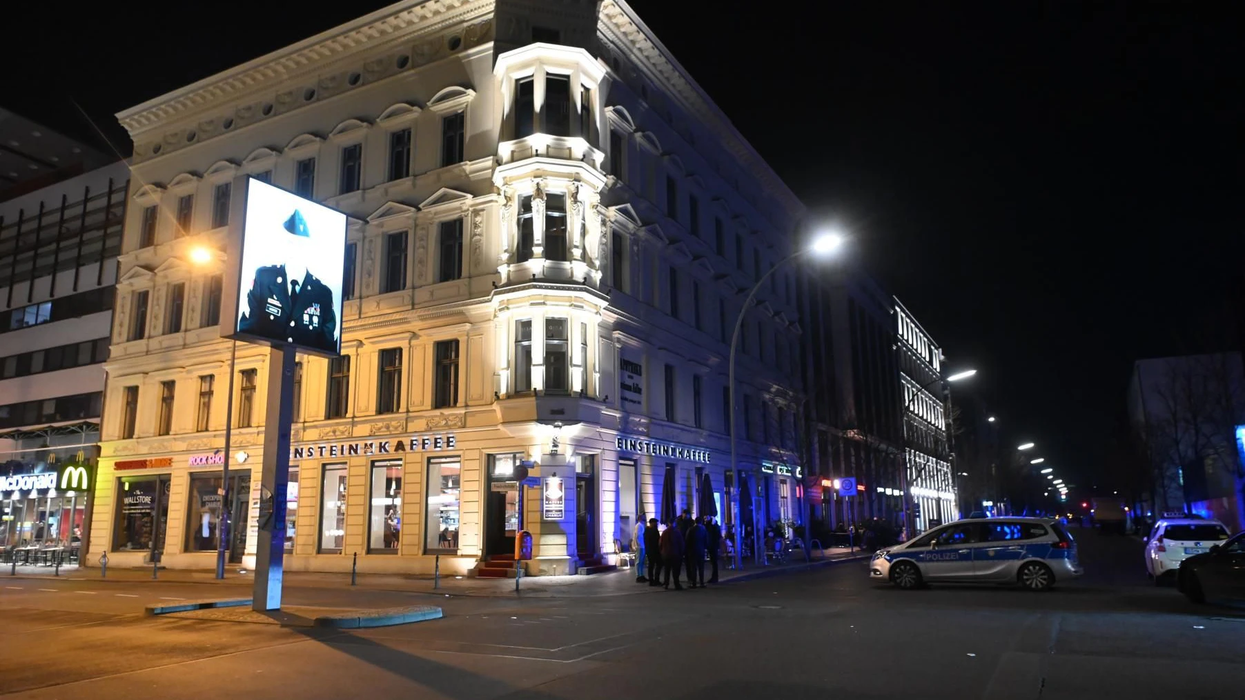 Bei einer Schießerei am Checkpoint Charlie wurde ein Mann lebensgefährlich verletzt.