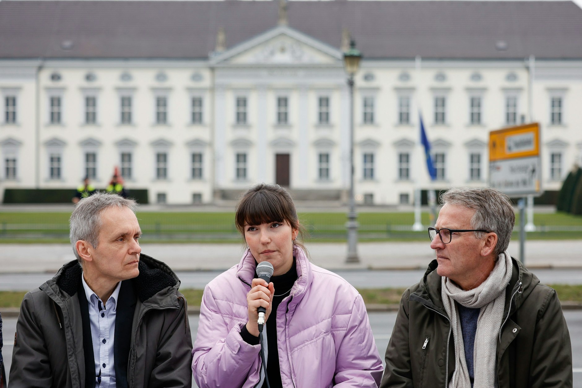 Carla Hinrichs, Sprecherin der Letzten Generation, bei einer Pressekonferenz vor Schloss Bellevue mit den Unterstützern Rolf Meyer und Nikolaus Froitzheim.