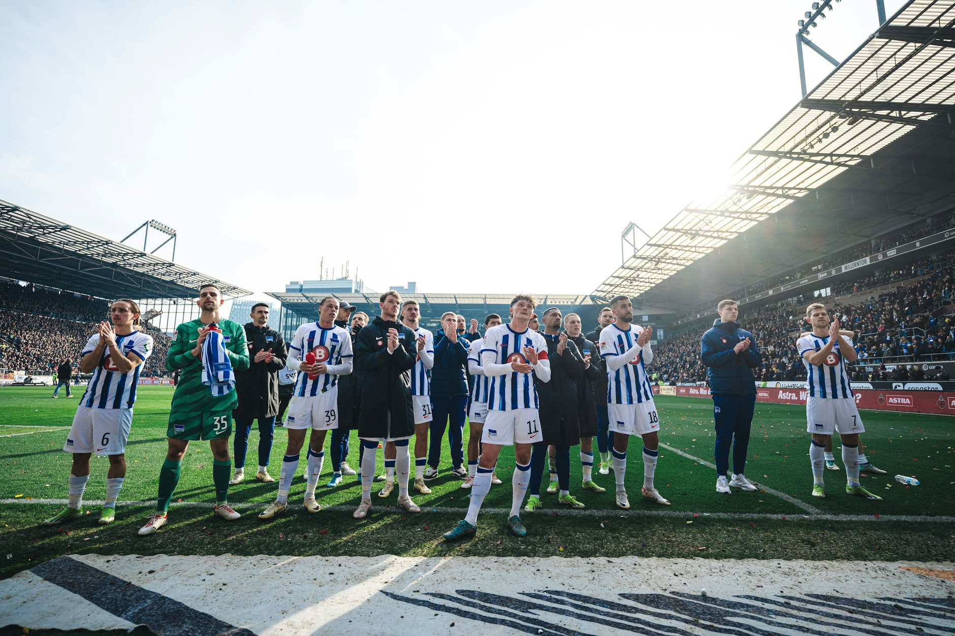 Herthas Spieler bedanken sich nach dem 0:2 beim FC St. Pauli bei den mitgereisten Fans für die Unterstützung. 