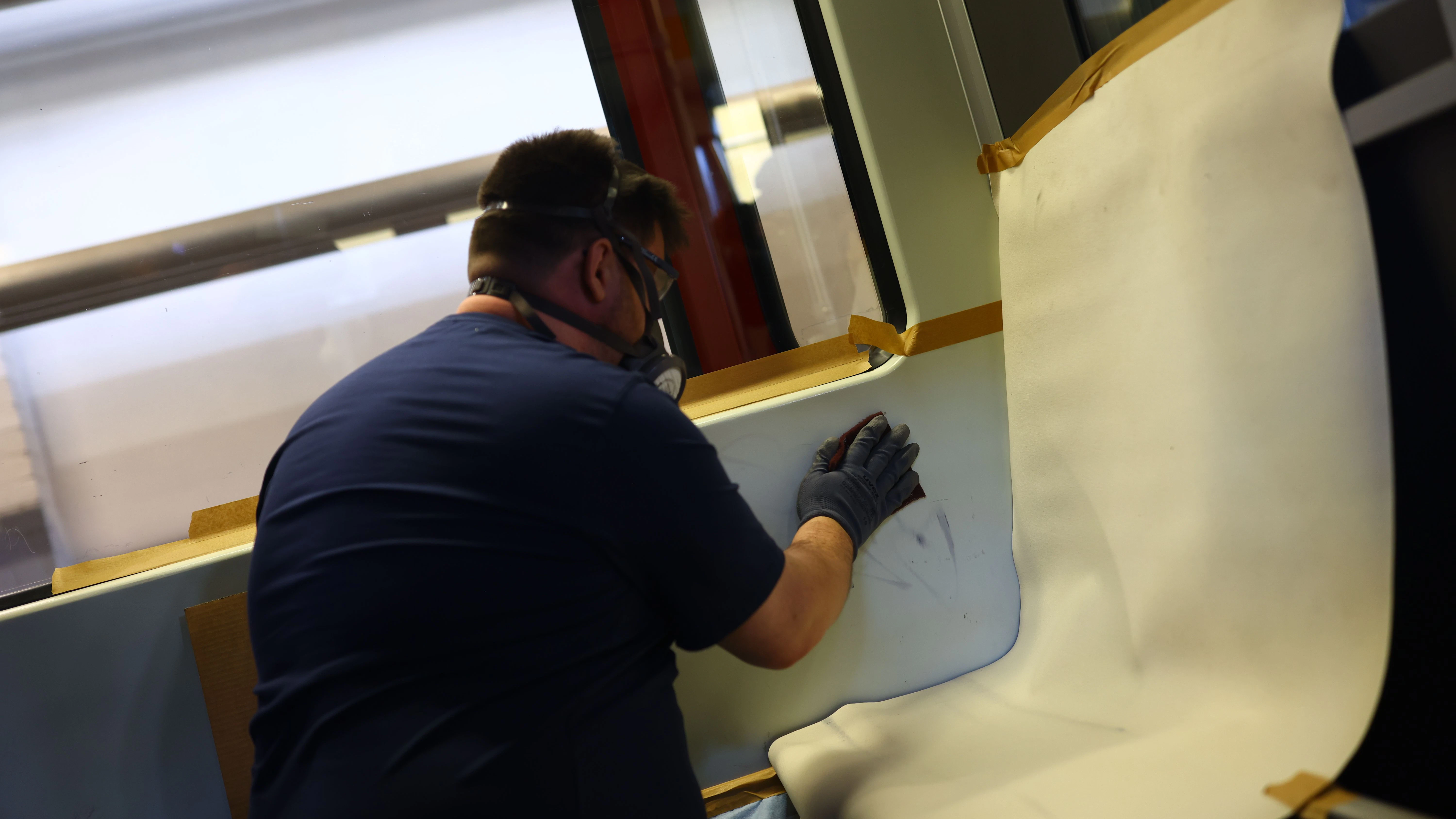 In der S-Bahn werden die Graffitis erst abgewaschen. Das, was dann noch zurückbleibt, wird übersprayt.