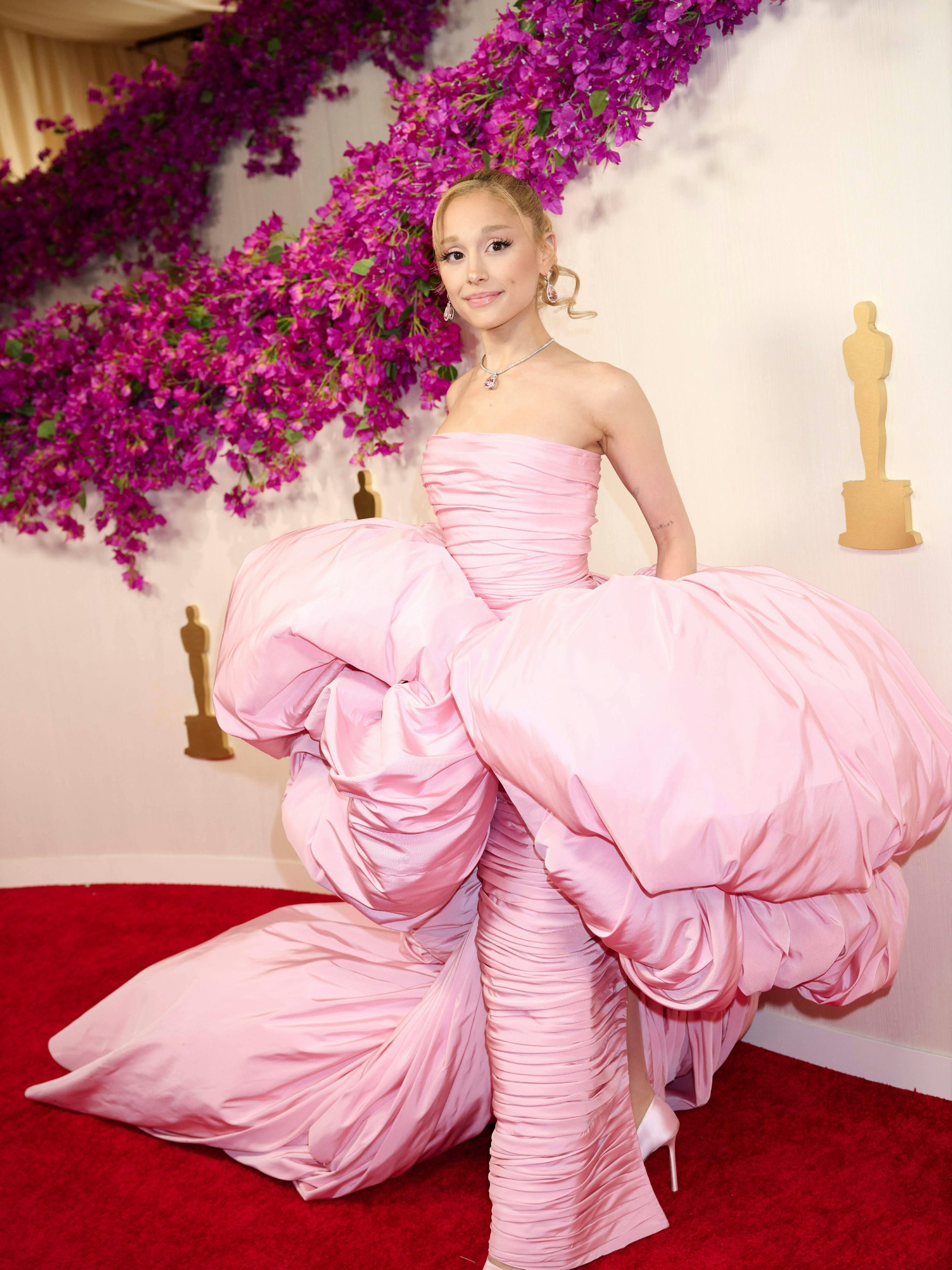 <strong>FLOP:</strong> Schon oft wurde darüber gesprochen und geschrieben, wie lang und langatmig die Oscarverleihung sei – und dass sich einige Gäste mithin einen Schokoriegel in Jackett oder Abendtäschchen stecken, weil’s mal wieder länger dauern könnte. Die Popsängerin <strong>Ariana Grande</strong> geht noch einen Schritt weiter und bringt gleich ihr Bettzeug zu den Oscars mit; kann also zwischendurch ein Schläfchen halten. Das rosafarbene Ungetüm kommt von G<a href="https://www.google.com/search?sca_esv=45fcdbf0a5c834da&rlz=1C1GCEA_enDE947DE947&q=giambattista+valli&spell=1&sa=X&ved=2ahUKEwjx7cCN9euEAxXrywIHHQ3RC1IQkeECKAB6BAgHEAI">iambattista Valli</a> – und mag für den Powernap praktisch sein, ist aber nicht so richtig ansehnlich.
