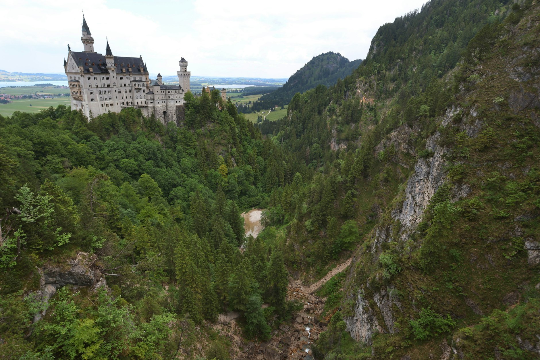 Der Täter hatte die jungen Frauen in die Pöllatschlucht neben dem Schloss Neuschwanstein gestoßen.