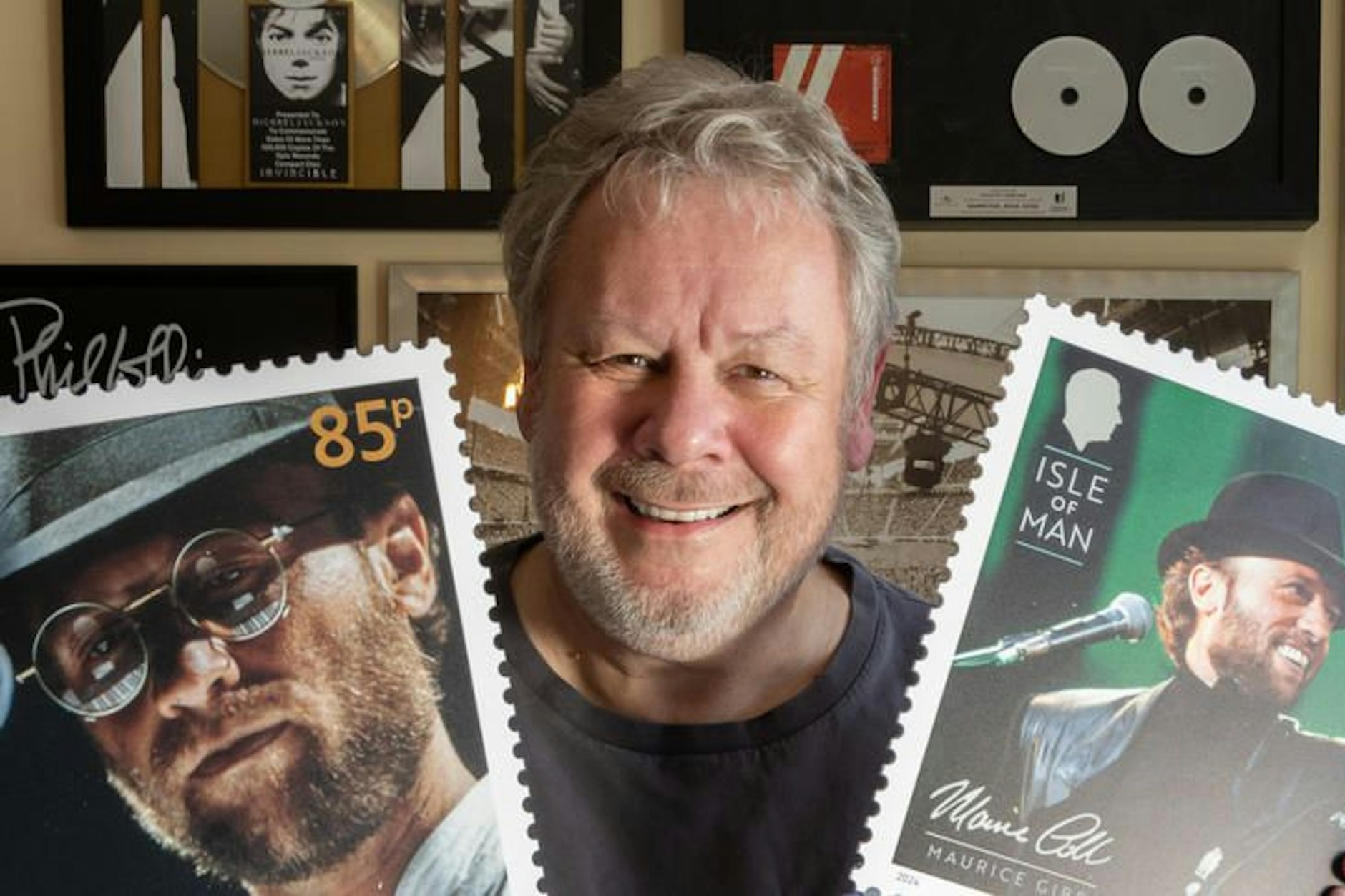 Starfotograf Guido Karp mit den vergrößerten Abdrucken einer Sonderbriefmarke, die die Royal Mail zu Ehren des Ex-Bee-Gees-Bassisten Maurice Gibb auf den Markt bringt.