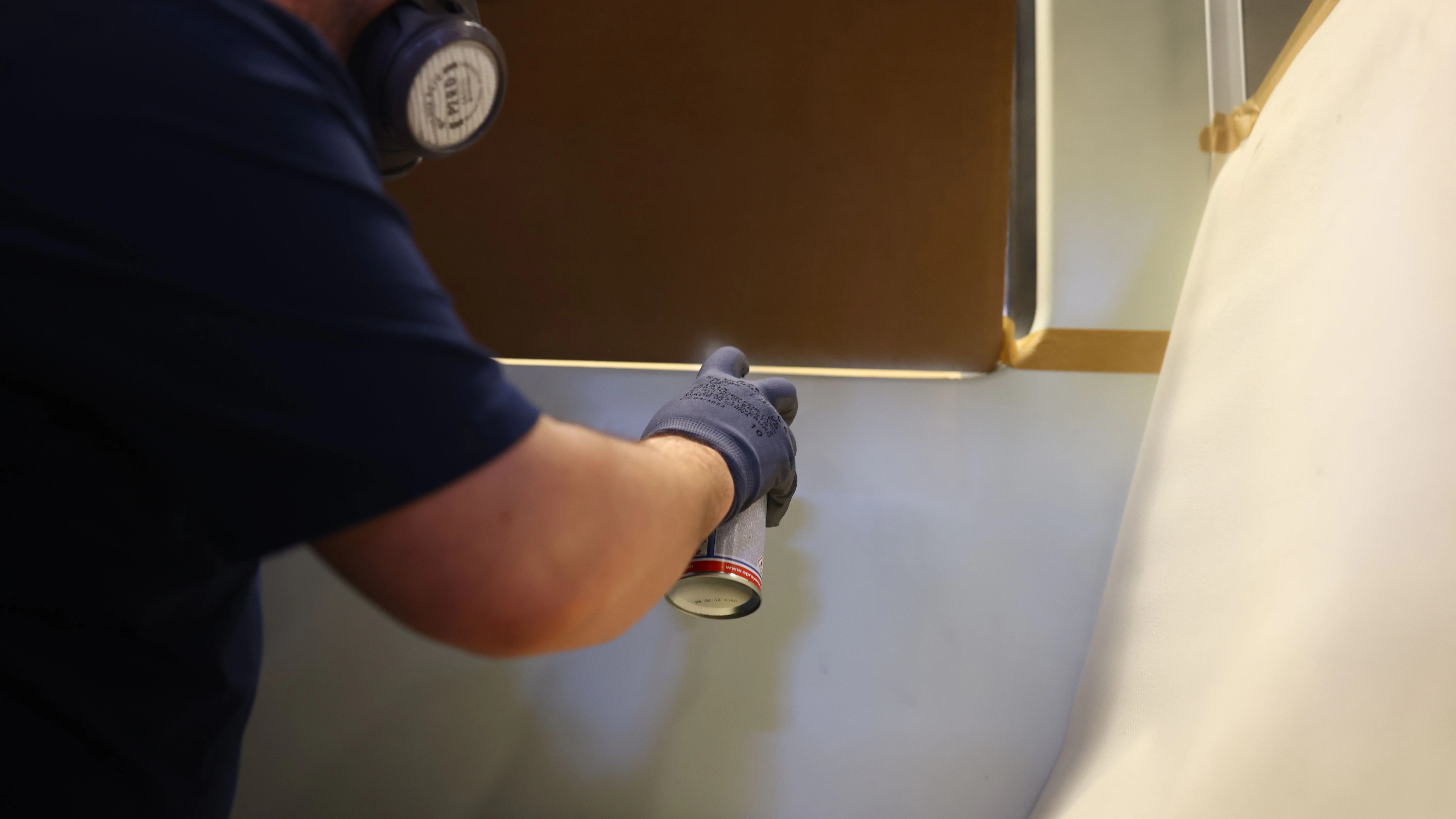 Mit der Spraydose werden die Graffitis in der S-Bahn künftig einfach übersprayt.