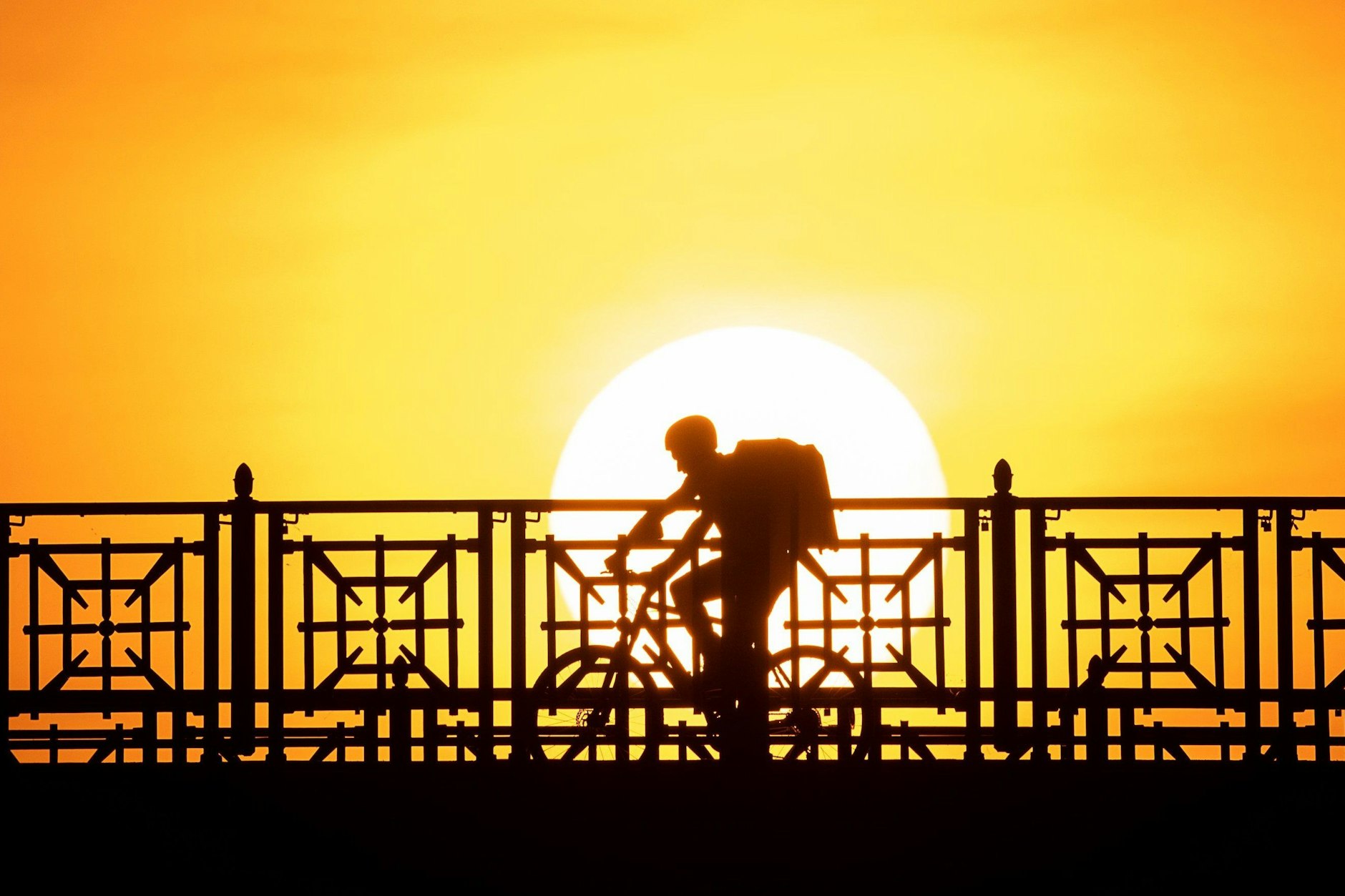 Der Fahrer eines Lieferdiensts fährt über die Theodor-Heuss-Brücke in Wiesbaden. 