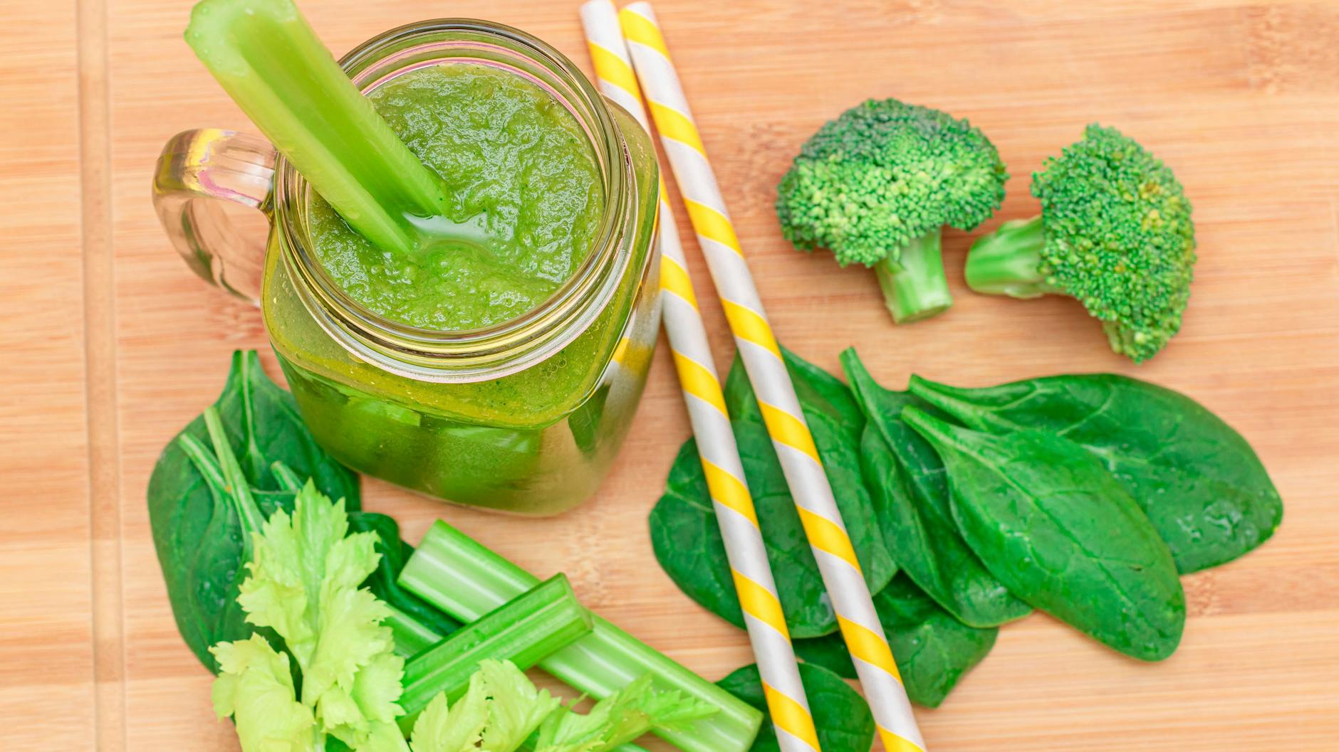 So ein Gemüse-Smoothie ist gesund. Doch grundsätzlich ist es besser, Obst und Gemüse am Stück zu essen.