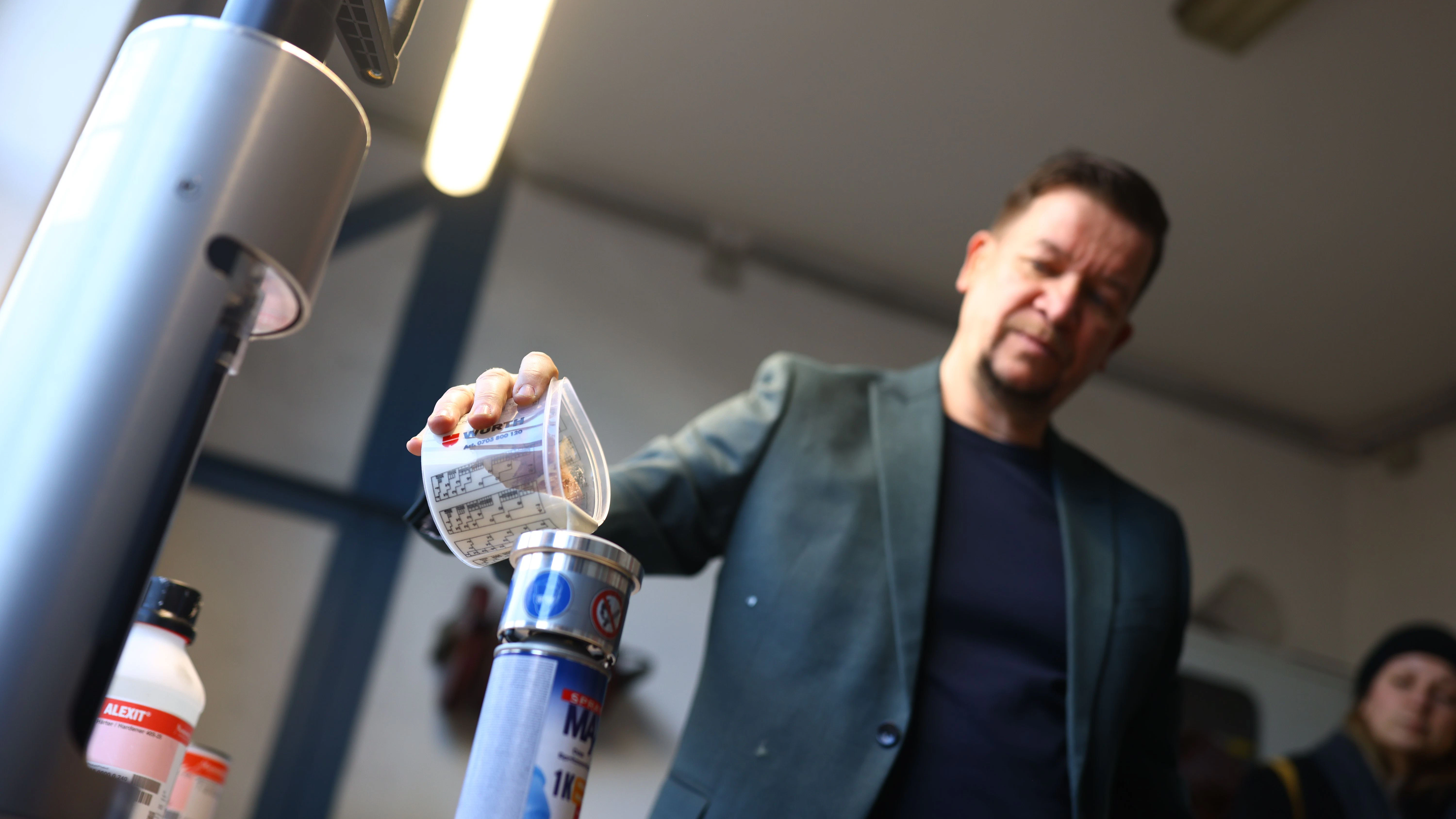 Neue Strategie gegen Graffiti: Jetzt sprayt die S-Bahn Berlin zurück. Stefan Pink von der S-Bahn füllt dazu die passende Farbe in eine Spraydose.