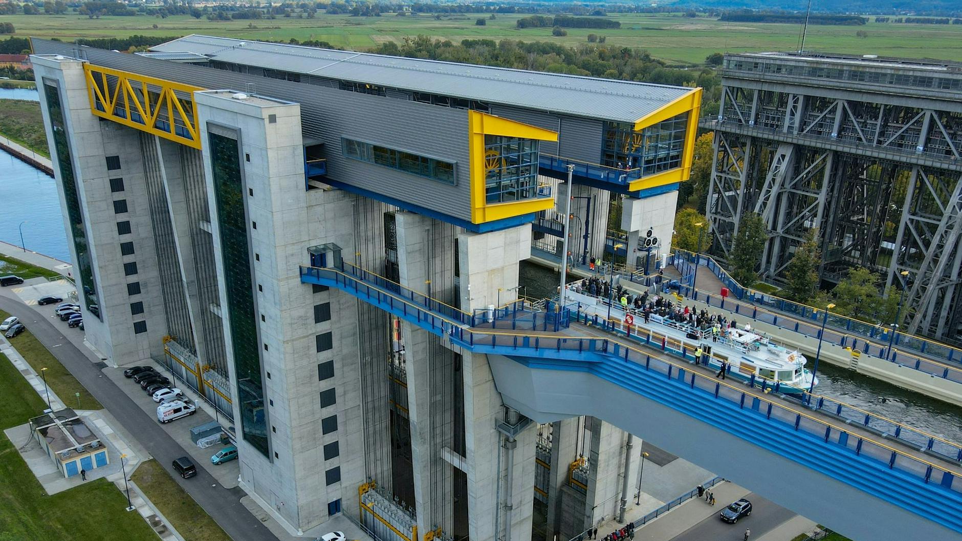 Ein Ausflugsschiff kommt aus dem neuen Schiffshebewerk in Niederfinow gefahren. Rechts ist das alte Schiffshebewerk zu sehen.