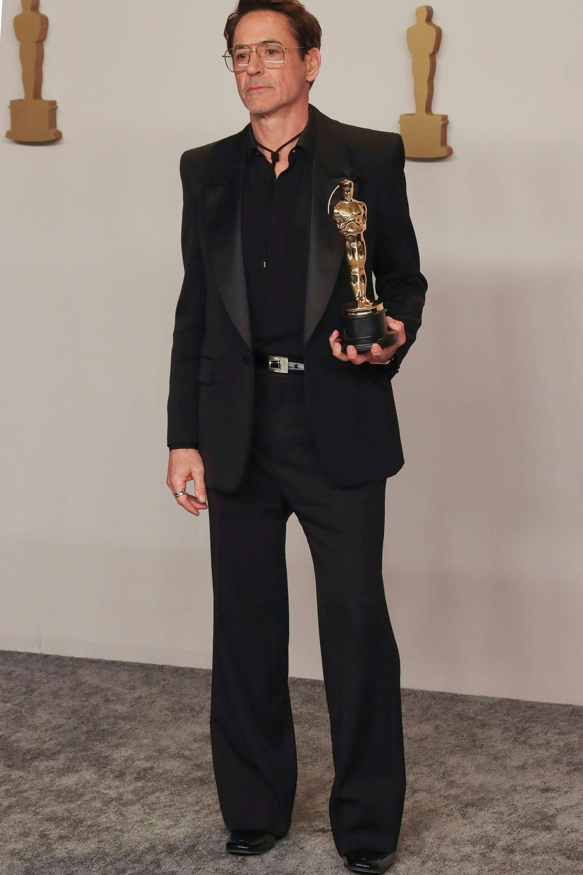 <strong>TOP</strong>: Ein bisschen Western durch die Bolo-Tie, ein bisschen 70er durch den Schlag in der Hose – Oscargewinner <strong>Robert Downey Jr.</strong> lässt das mit dem klassischen Anzug mit Fliege andere machen. Sein Schwarz-in-Schwarz-Look mit Satin-Revers von Yves Saint Laurent, der ihm auf den Leib geschneidert wurde, überträgt seine unangepasste Art perfekt. Die subtilen silbernen Accessoires runden den Look wunderbar ab. Chapeau!