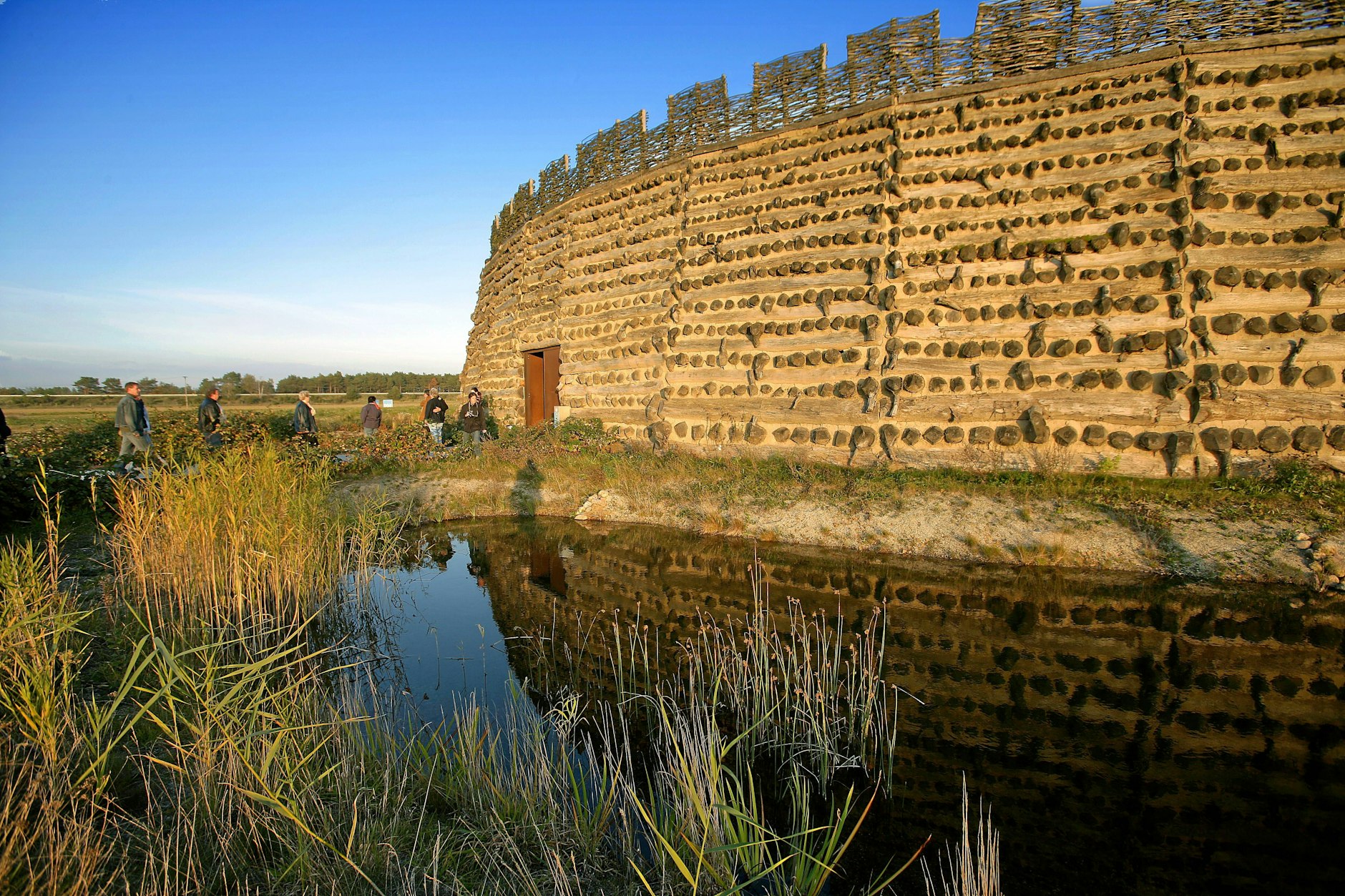 Die Slawenburg Raddusch zählt zu den Sehenswürdigkeiten des Spreewalds und ist einen Besuch wert.