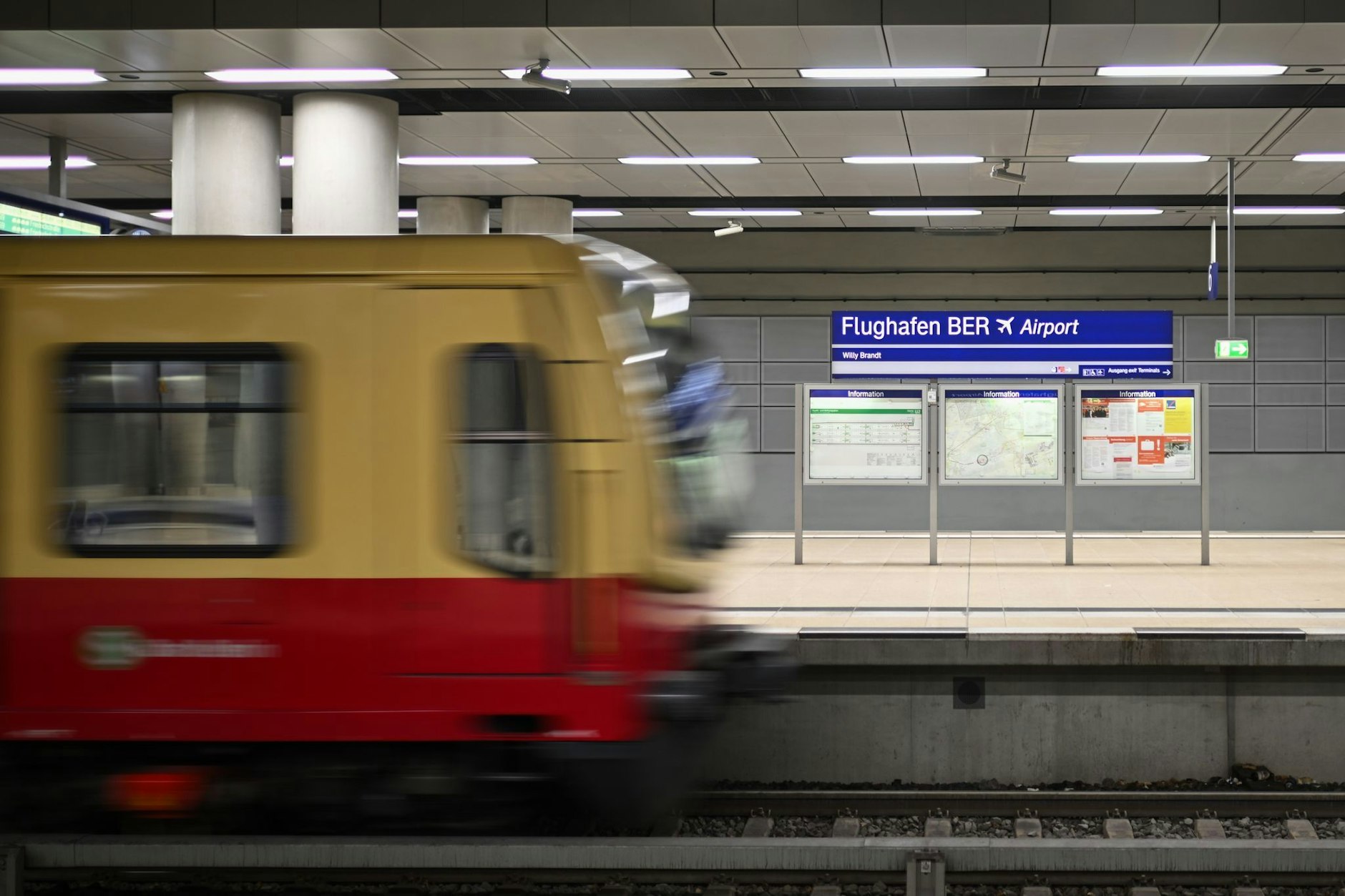 Eine S-Bahn fährt im Bahnhof des Flughafens Berlin Brandenburg ein.