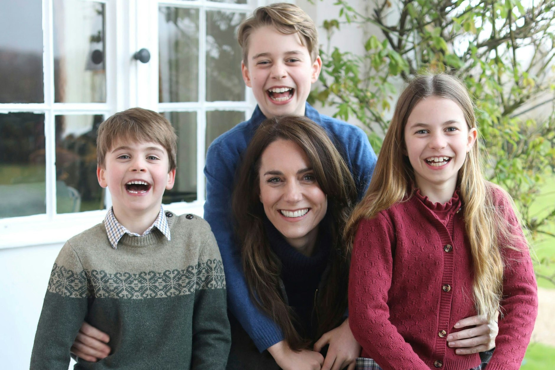 Eine lächelnde Kate im Kreis ihrer drei fröhlichen Kinder George (10), Charlotte (8) und Louis (5).