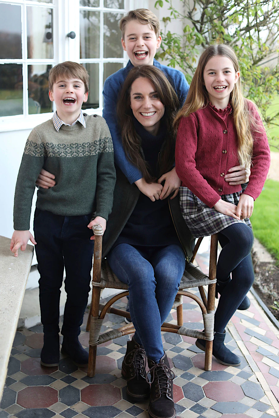 Eine lächelnde Kate im Kreis ihrer drei fröhlichen Kinder George (10), Charlotte (8) und Louis (5).