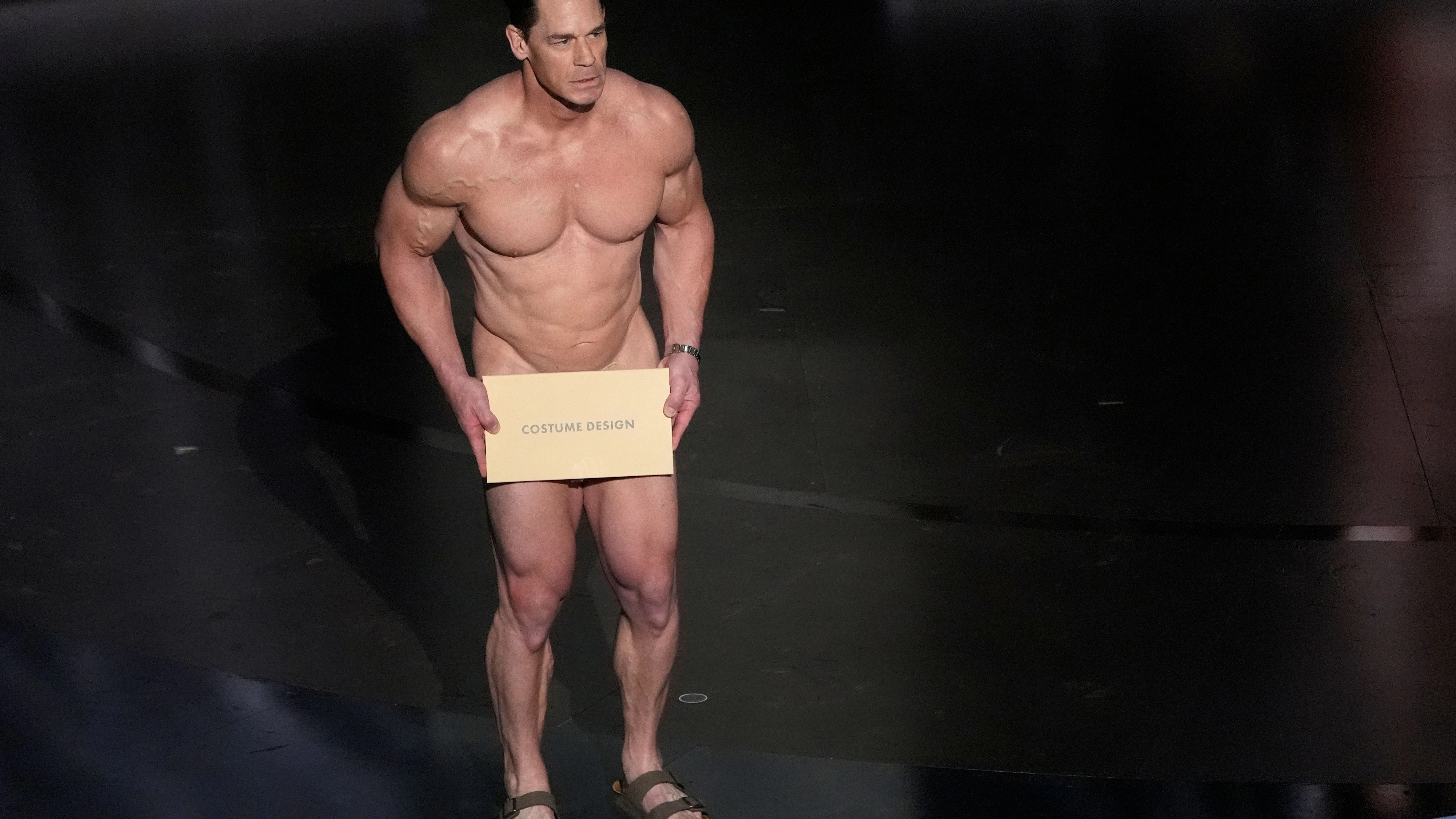 John Cena präsentiert nackt den Preis für das beste Kostümdesign während der Oscarverleihung.