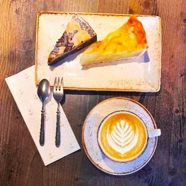 Café y pastel: elija una bebida (café crema, té o chocolate caliente) y una porción de pastel (imagen de ejemplo. La oferta puede variar en los barcos)