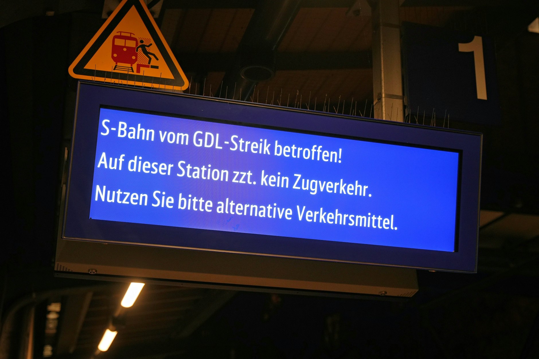Beim bundesweiten Warnstreik bei der Bahn fallen in Berlin neun S-Bahn-Linien aus.