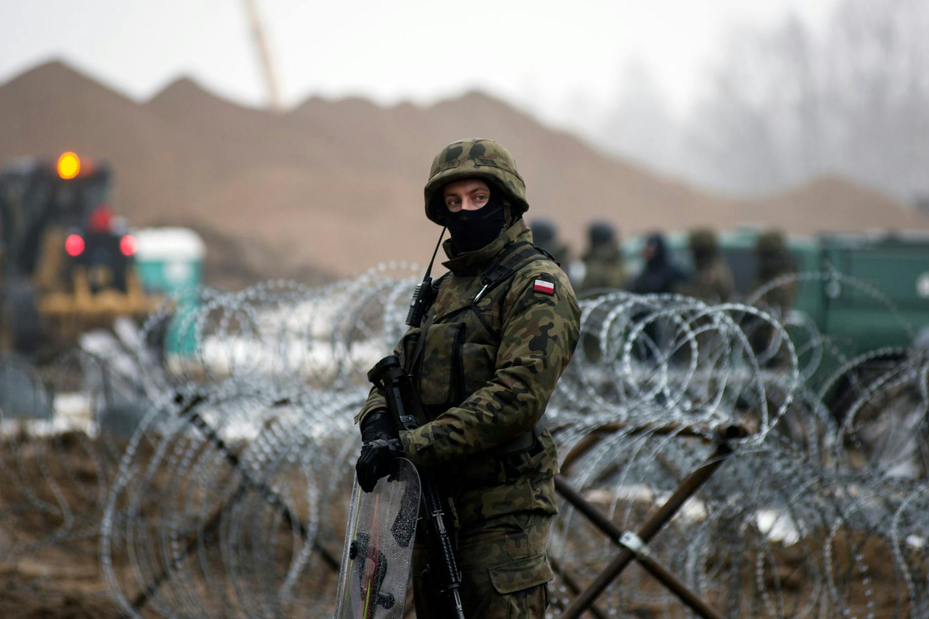 Ein bewaffneter polnischer Grenzsoldat bewacht die Grenze zu Belarus.