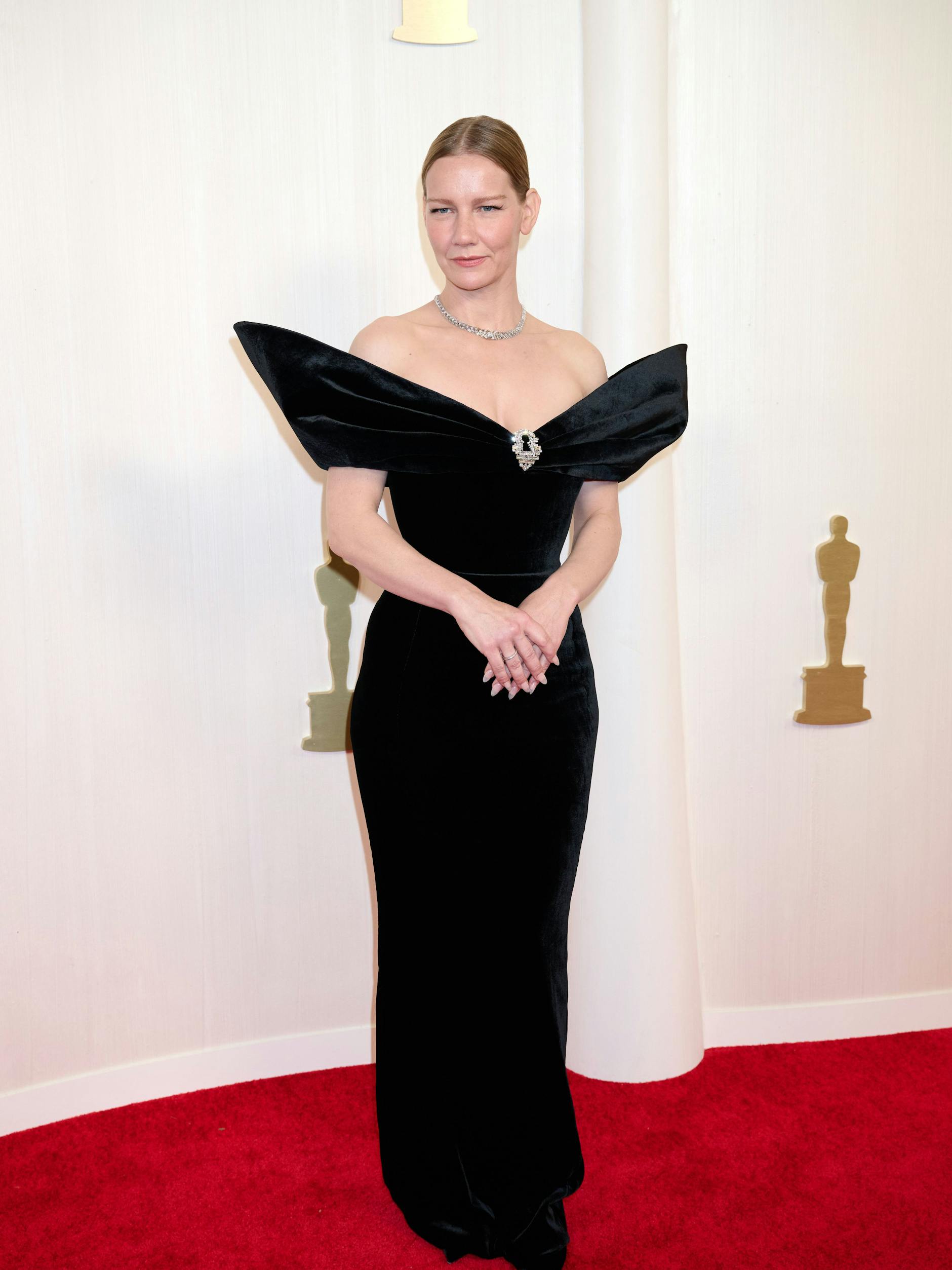 <strong>TOP:</strong> Es hat nicht sollen sein mit dem Oscar – und das finden wir natürlich wahnsinnig schade. Aber immerhin, ein kleiner Trost: In Sachen Mode gehört <strong>Sandra Hüller</strong> zu den Abräumerinnen des Abends. Ihre sanft schimmernde Robe des Haute-Couture-Hauses Schiaparelli dürfte durch <a href="https://de.wikipedia.org/wiki/John_Singer_Sargent">John Singer Sargent</a>s Gemälde „Madame X“ (1883/1884) inspiriert worden sein, wirkt mithin elegant und würdevoll. Besonders schön: der Carmen-Ausschnitt mit schleifenartigem Detail, hier bis ins Avantgardistische überzeichnet, der Hüller die Anmutung der berühmten Nike-Statue gibt. So sehen Siegerinnen aus. Bleibt nur eine Frage: Was hatte der ausladende Entwurf für Hüllers Sitznachbarn zu bedeuten?!